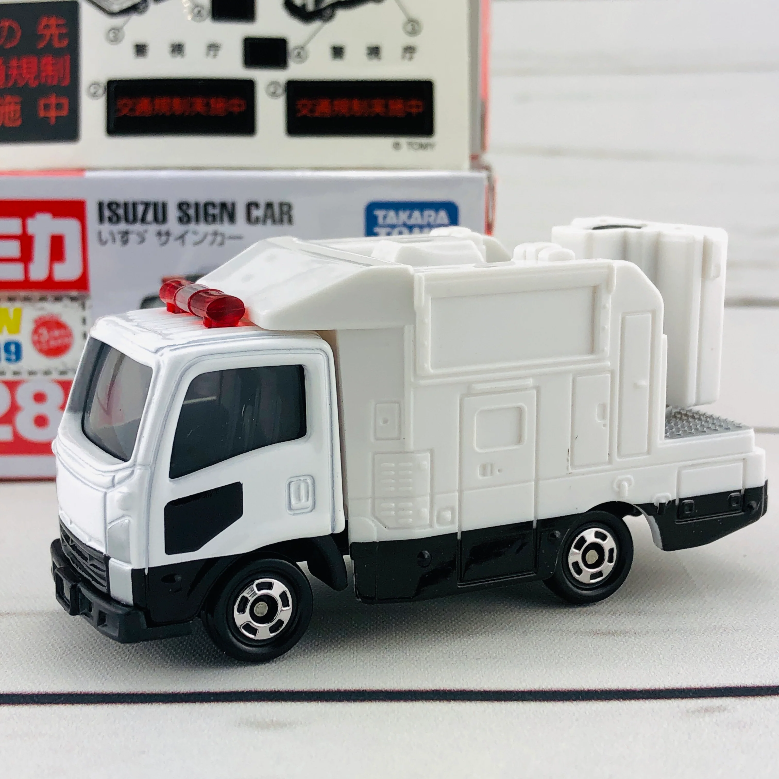 TOMICA 28 Isuzu Sign Car - Image 2