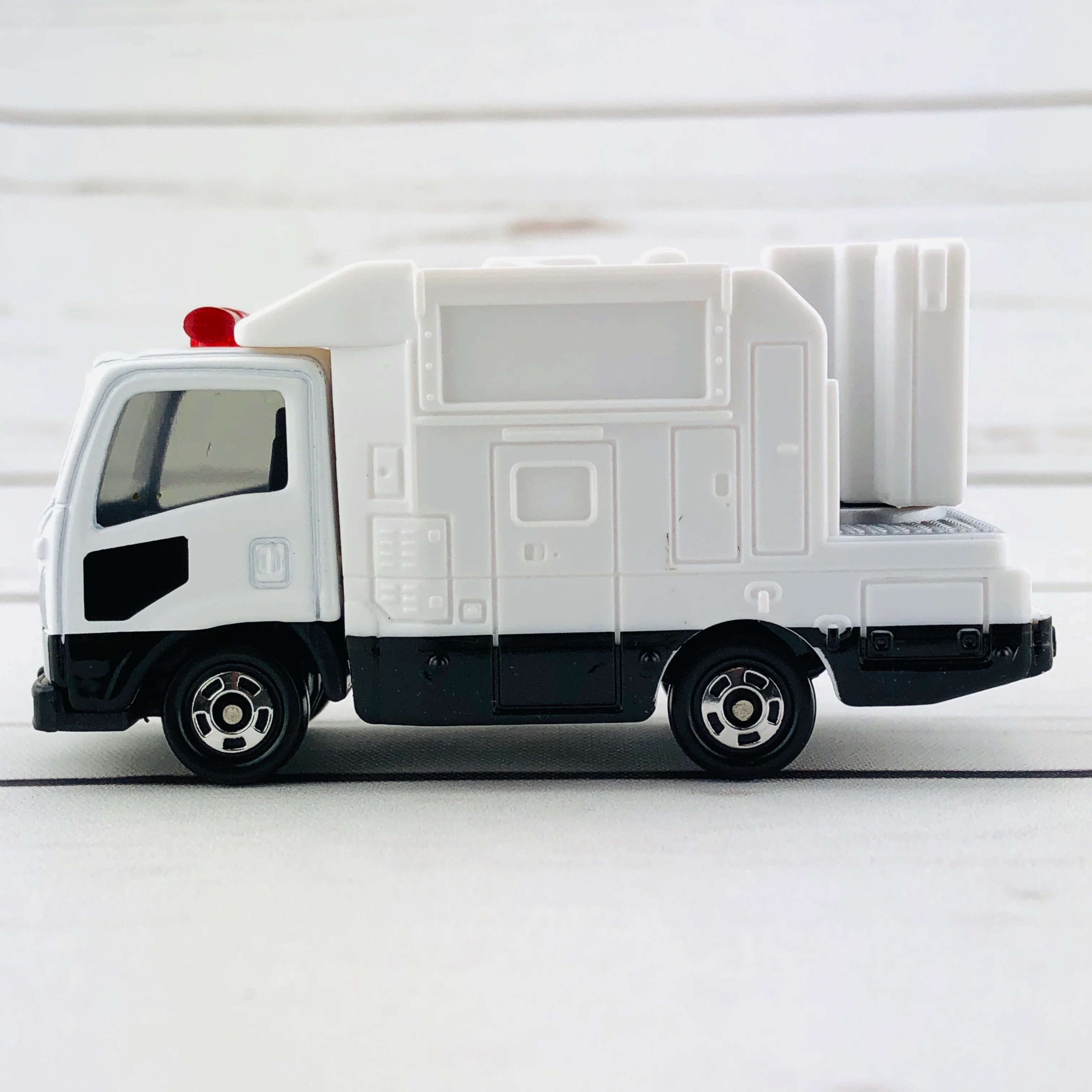 TOMICA 28 Isuzu Sign Car - Image 3