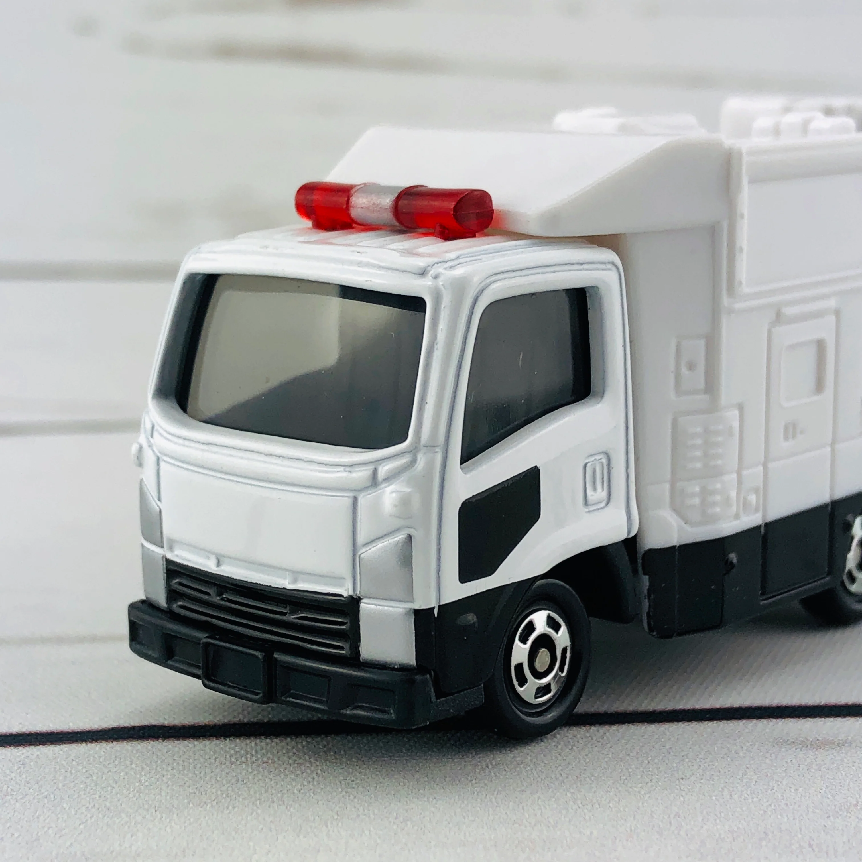 TOMICA 28 Isuzu Sign Car - Image 4