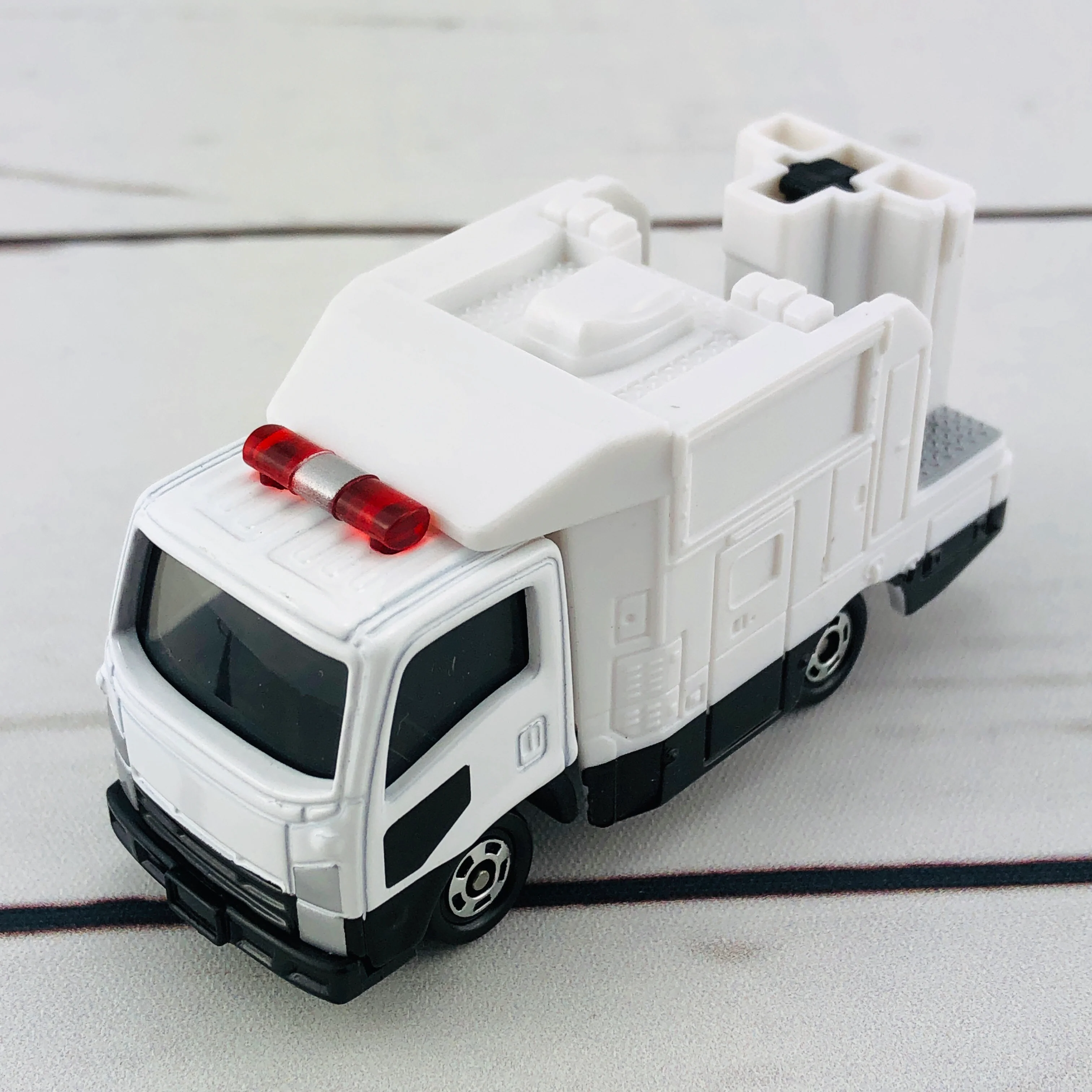 TOMICA 28 Isuzu Sign Car - Image 5