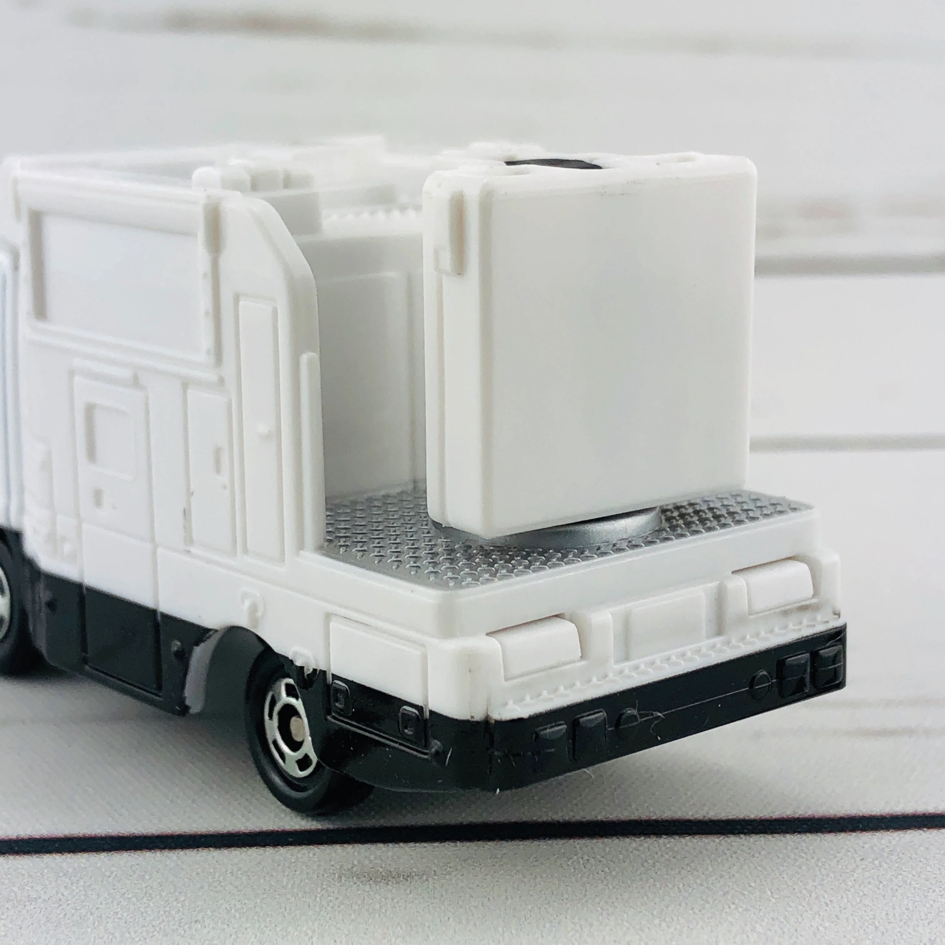 TOMICA 28 Isuzu Sign Car - Image 6