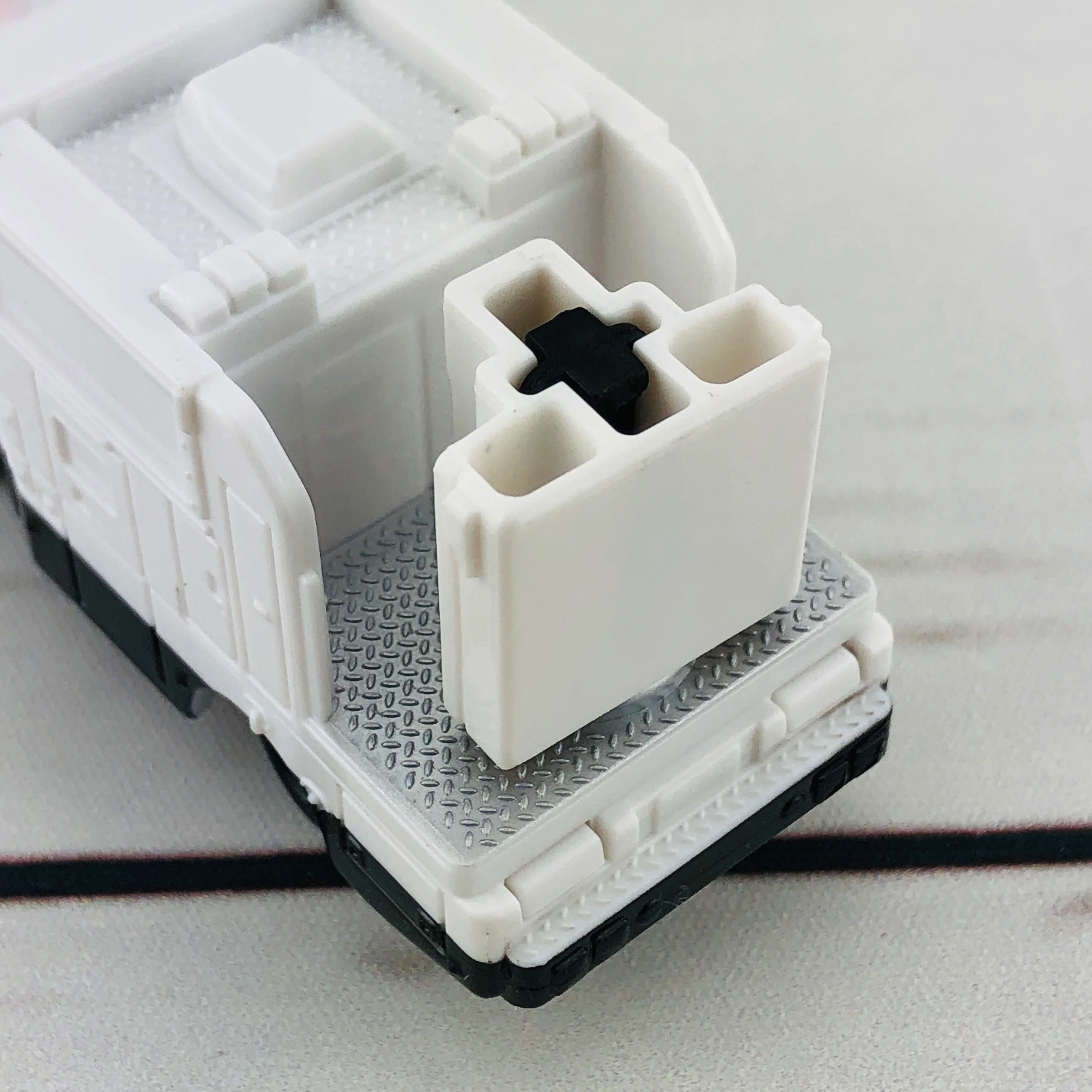 TOMICA 28 Isuzu Sign Car - Image 8