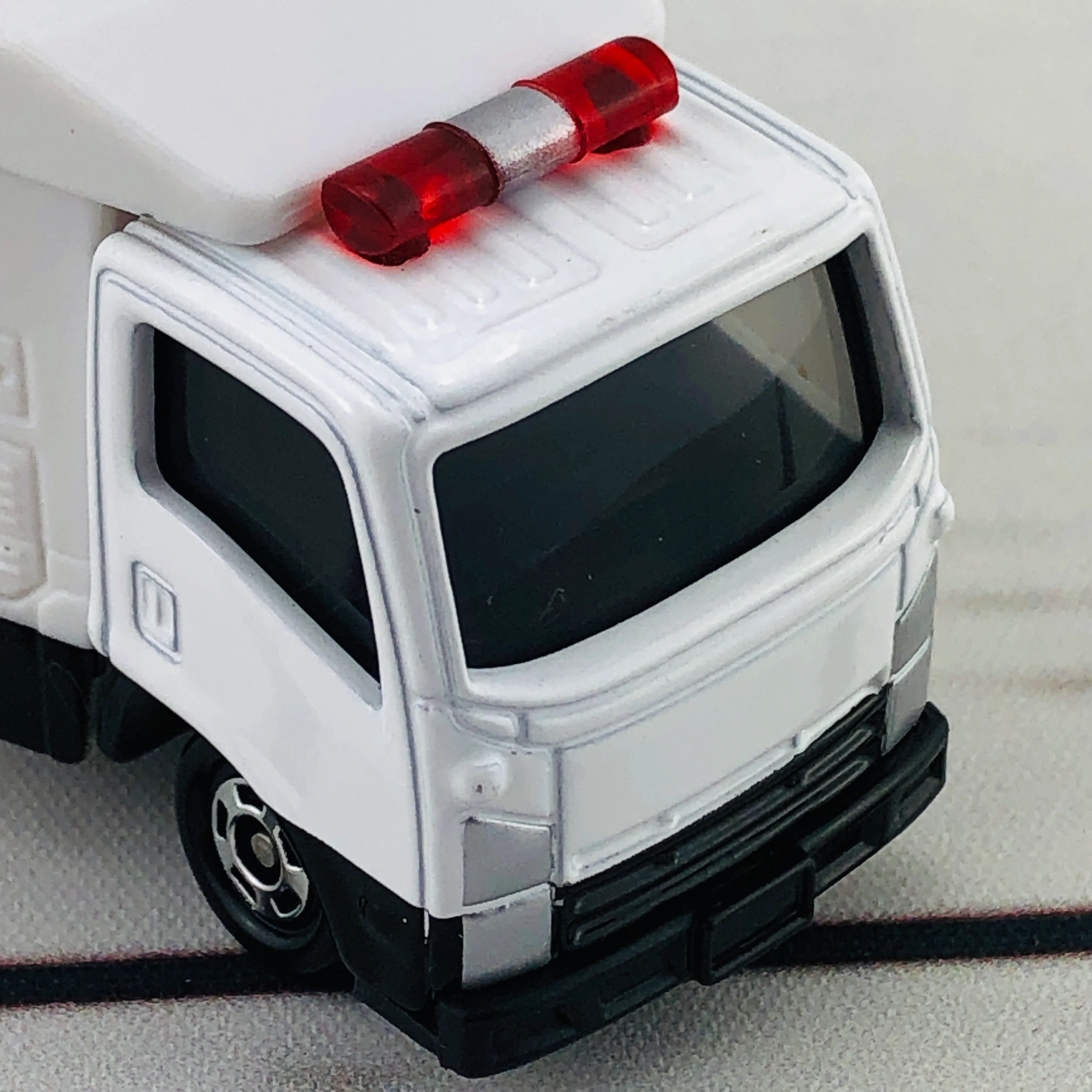 TOMICA 28 Isuzu Sign Car - Image 9