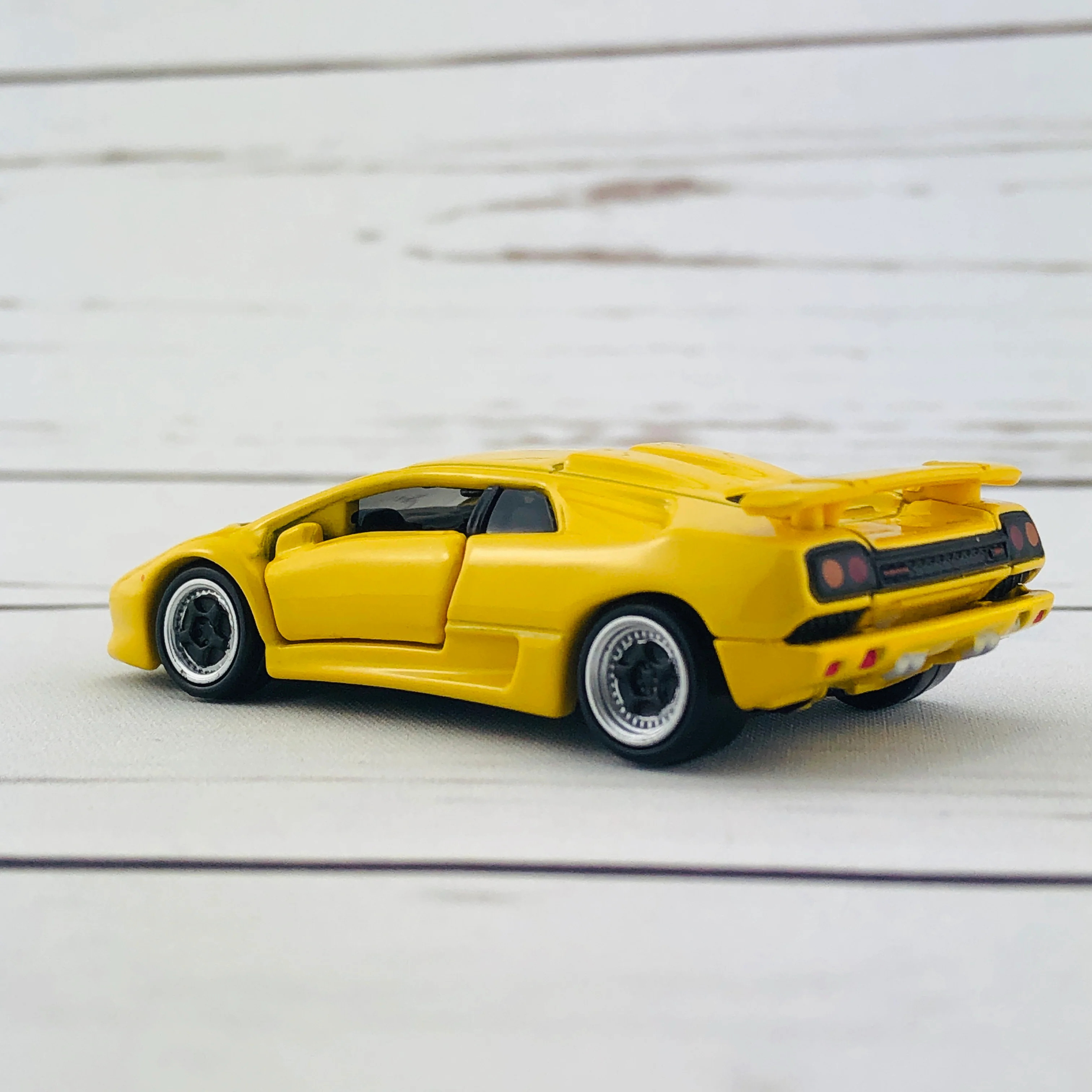 Tomica Premium 15 Lamborghini Diablo (Yellow) - Image 10