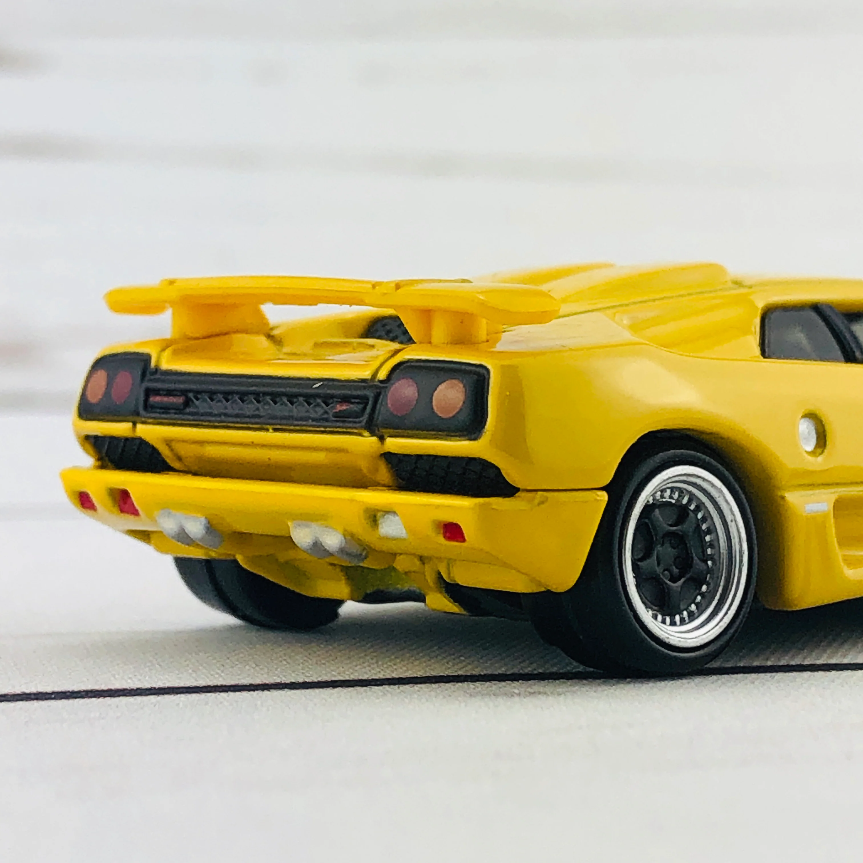 Tomica Premium 15 Lamborghini Diablo (Yellow) - Image 11