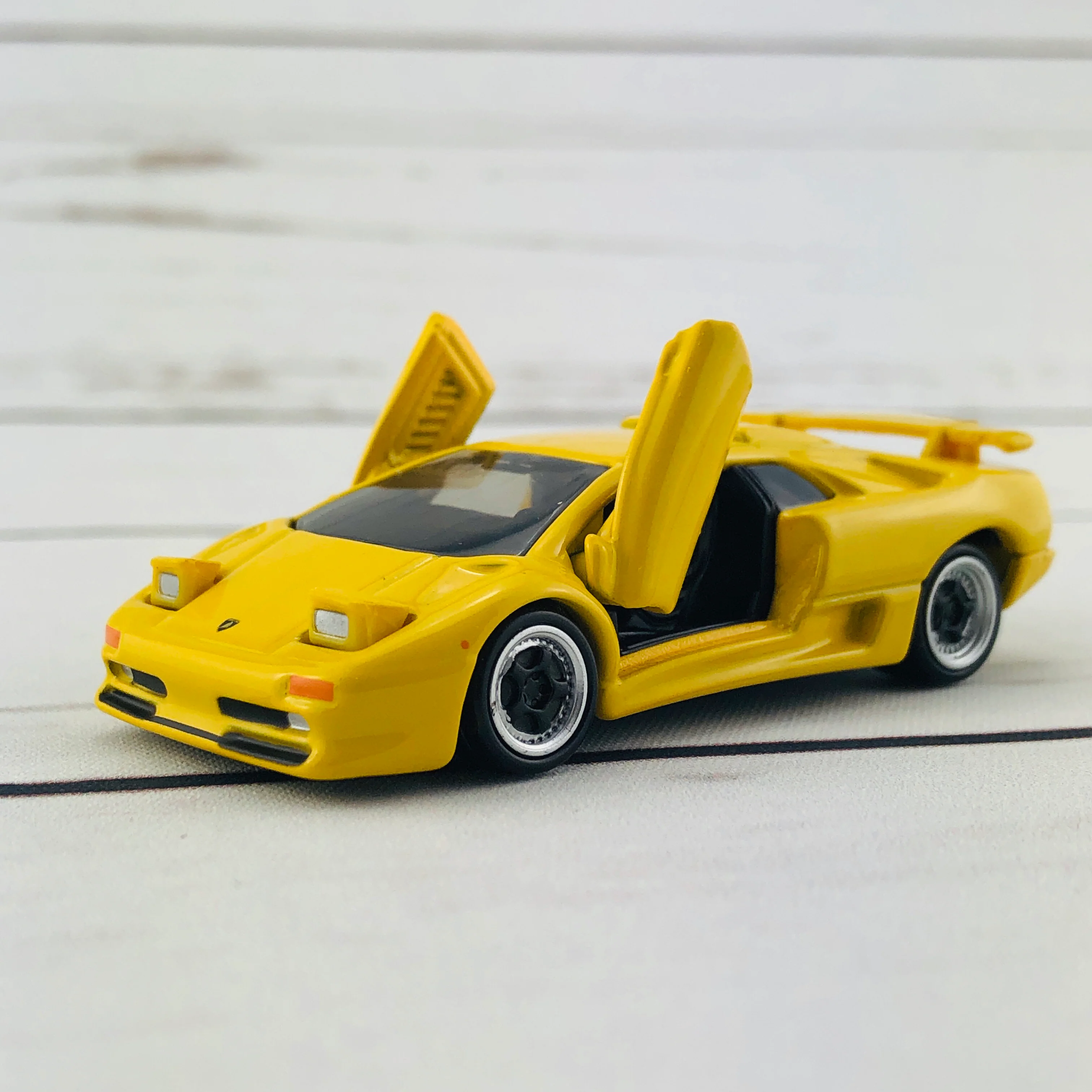 Tomica Premium 15 Lamborghini Diablo (Yellow) - Image 5