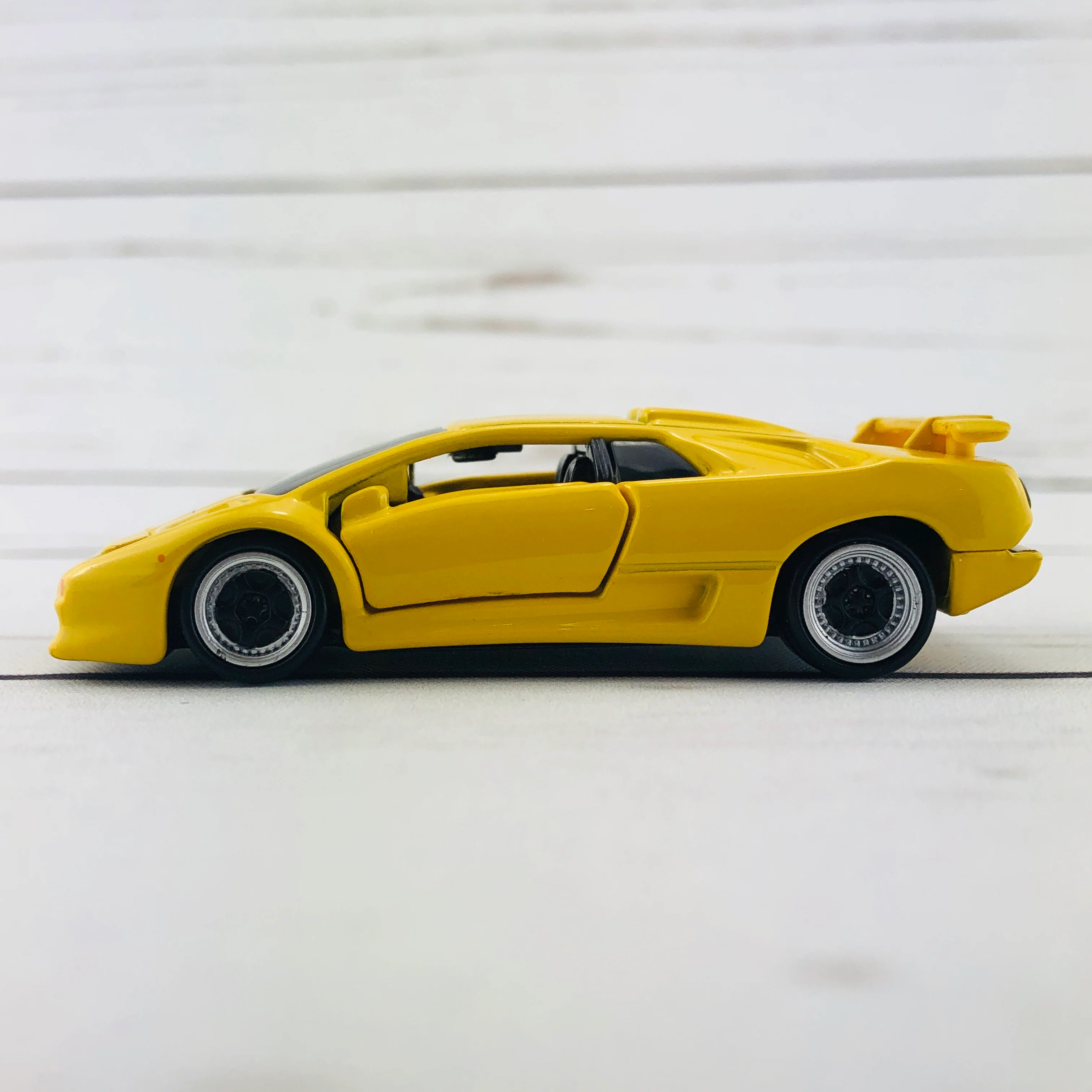 Tomica Premium 15 Lamborghini Diablo (Yellow) - Image 6