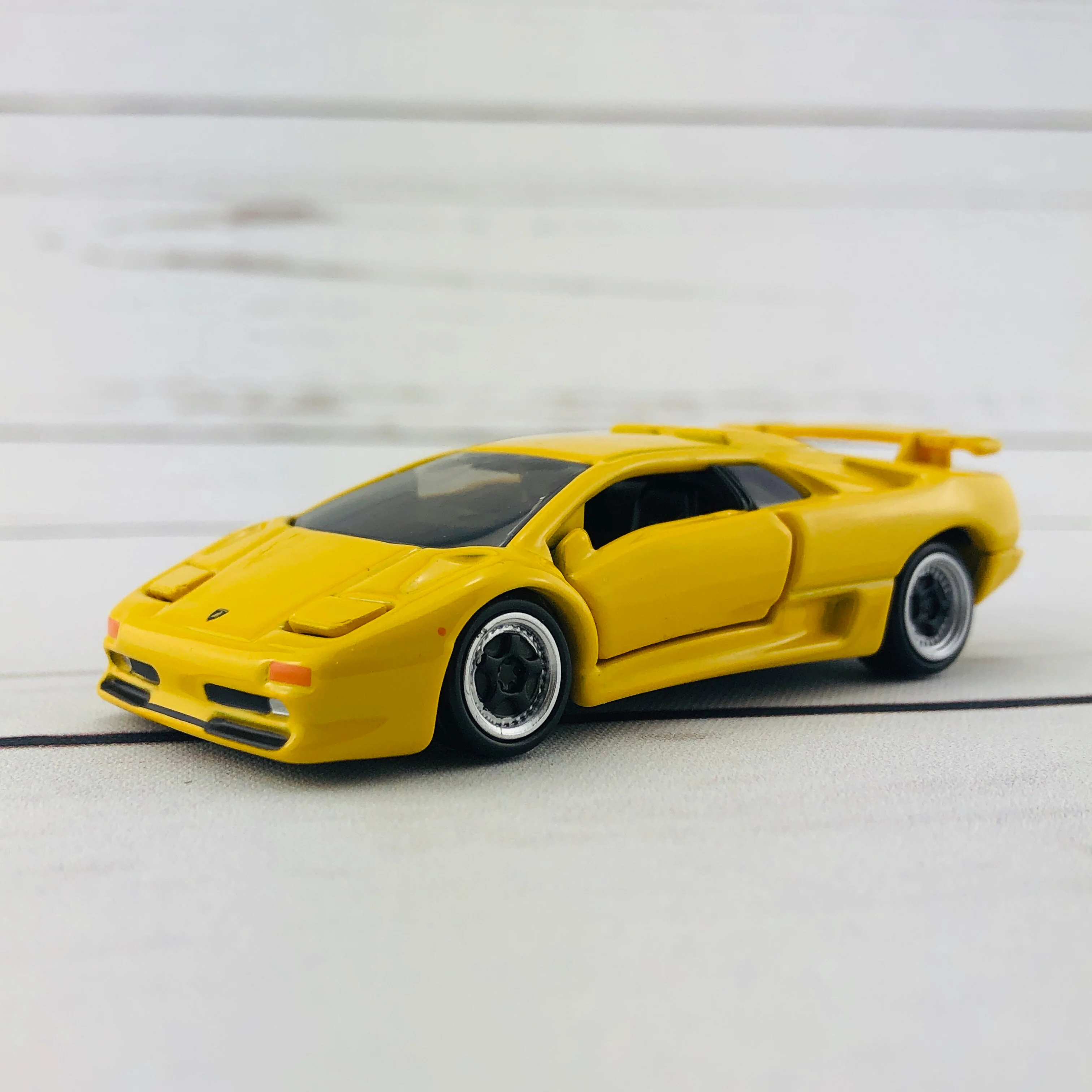 Tomica Premium 15 Lamborghini Diablo (Yellow) - Image 7