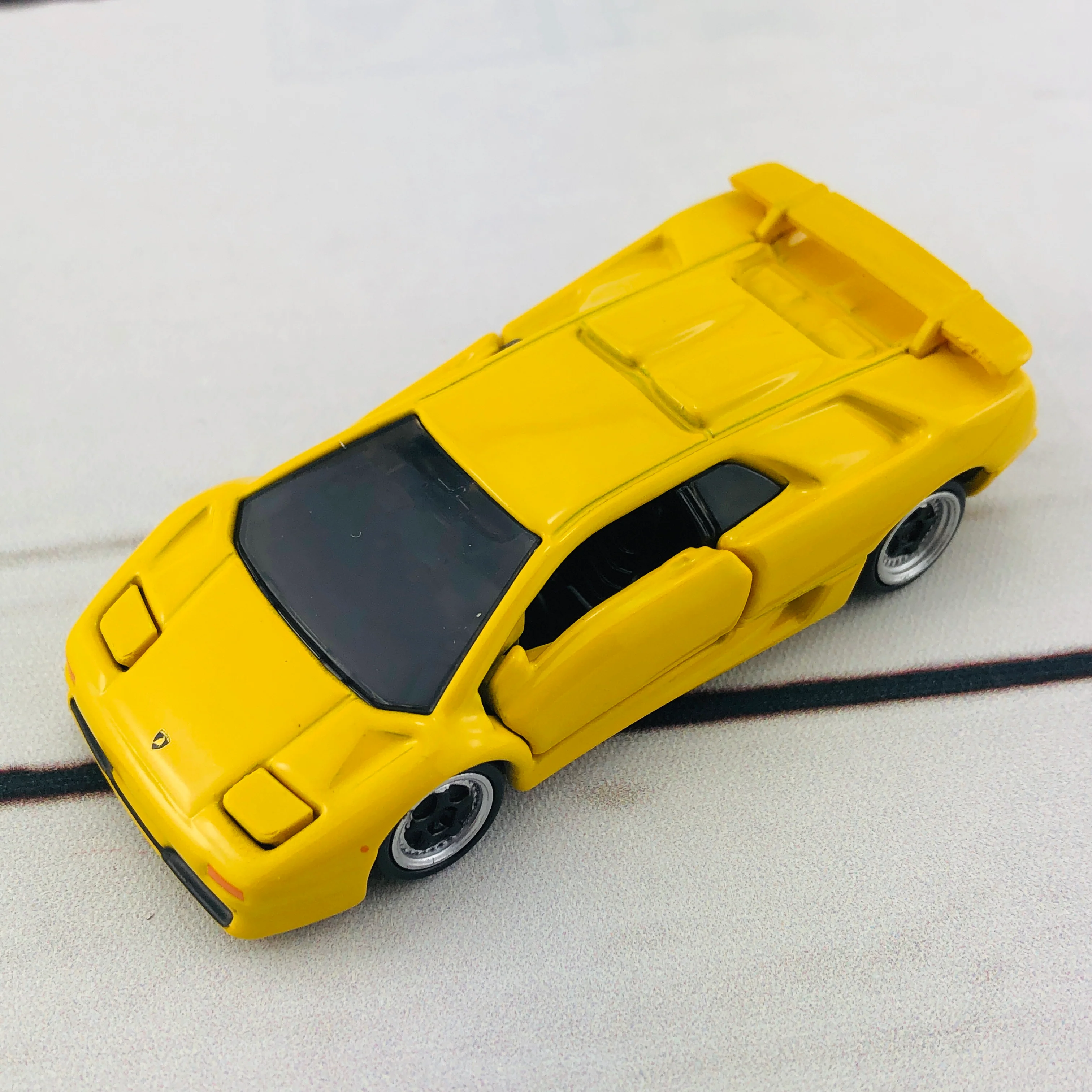 Tomica Premium 15 Lamborghini Diablo (Yellow) - Image 8