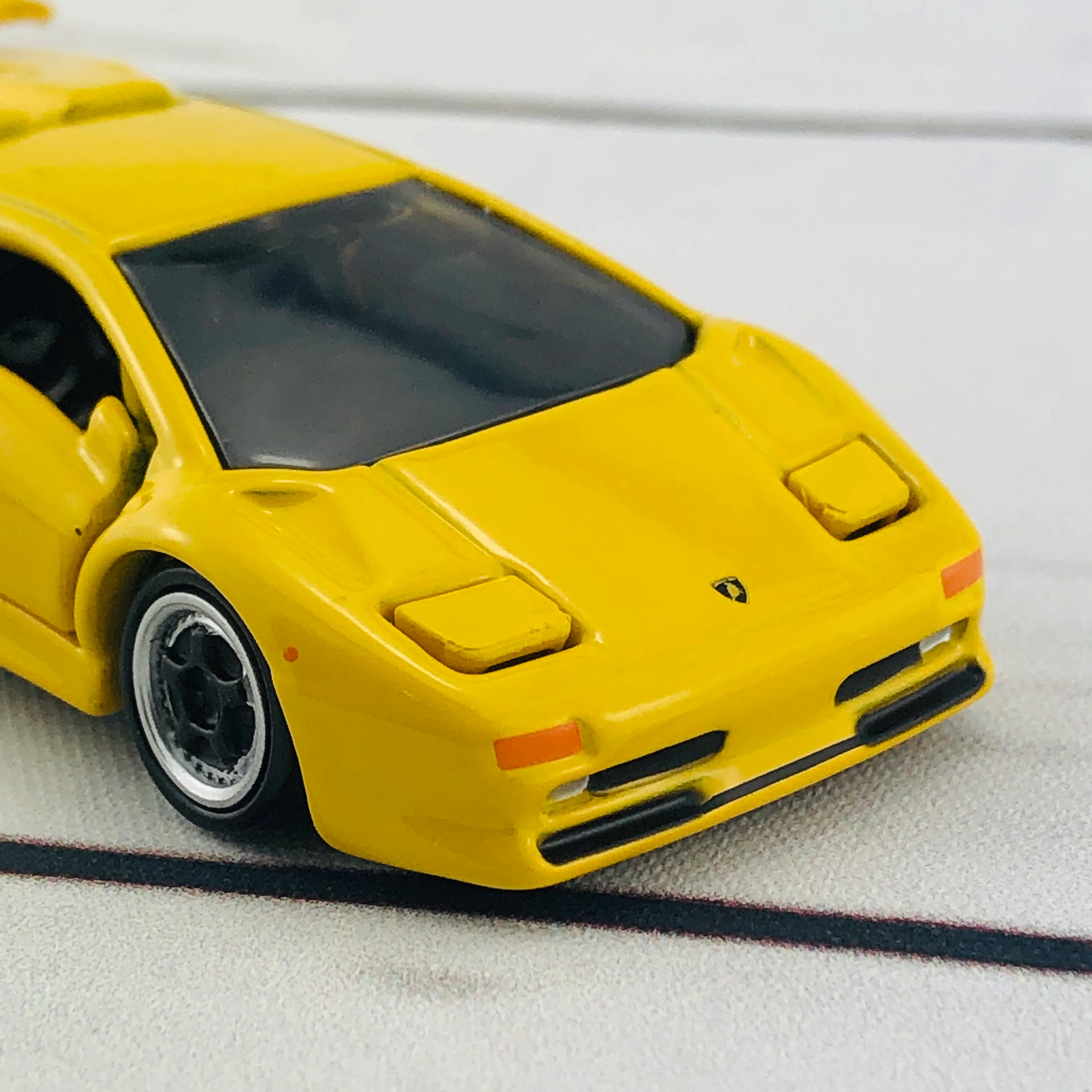 Tomica Premium 15 Lamborghini Diablo (Yellow) - Image 9
