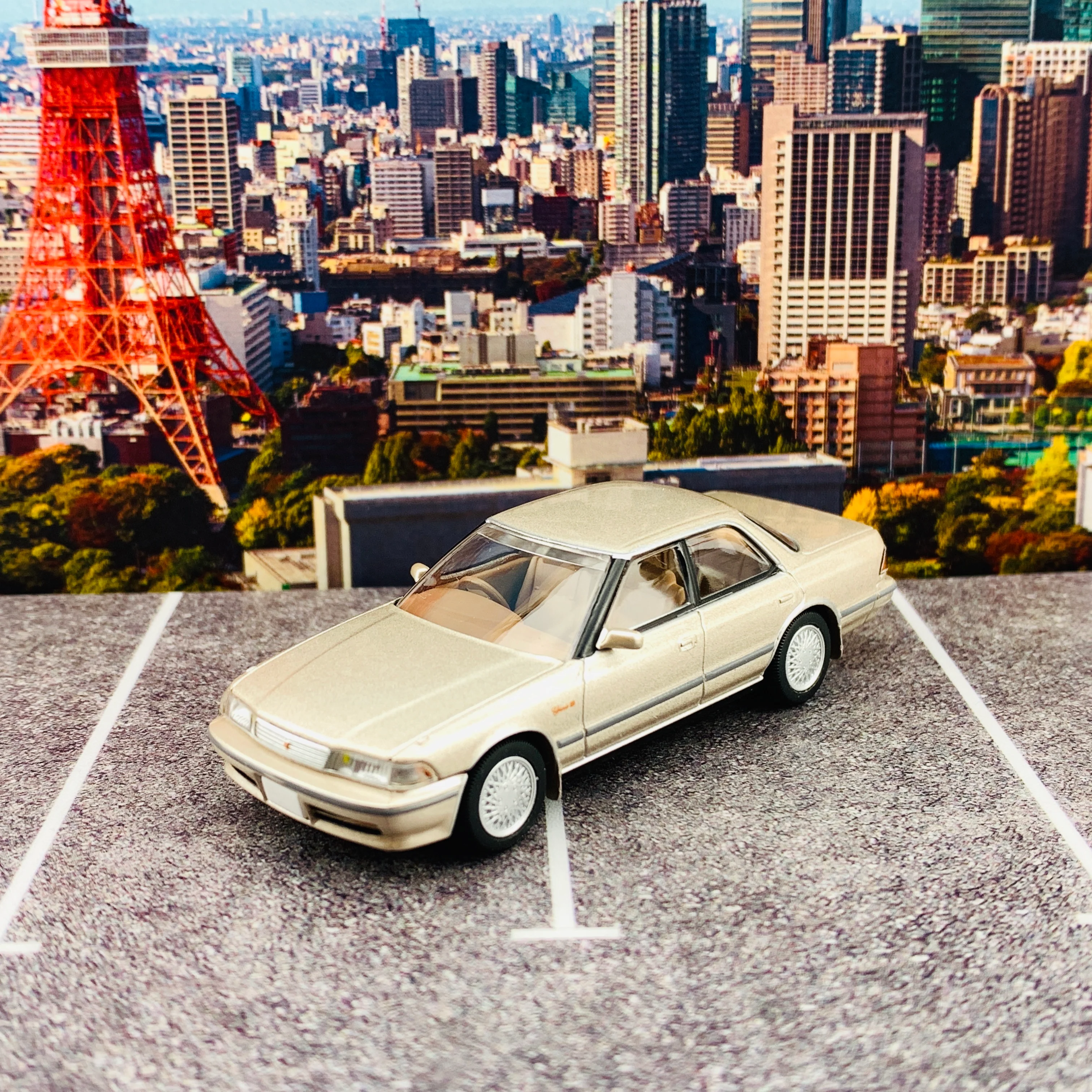 Tomytec Tomica Limited Vintage Neo 1/64 Toyota Mark II 3.0 Grande G 1990 (Beige) LV-N179c - Image 2