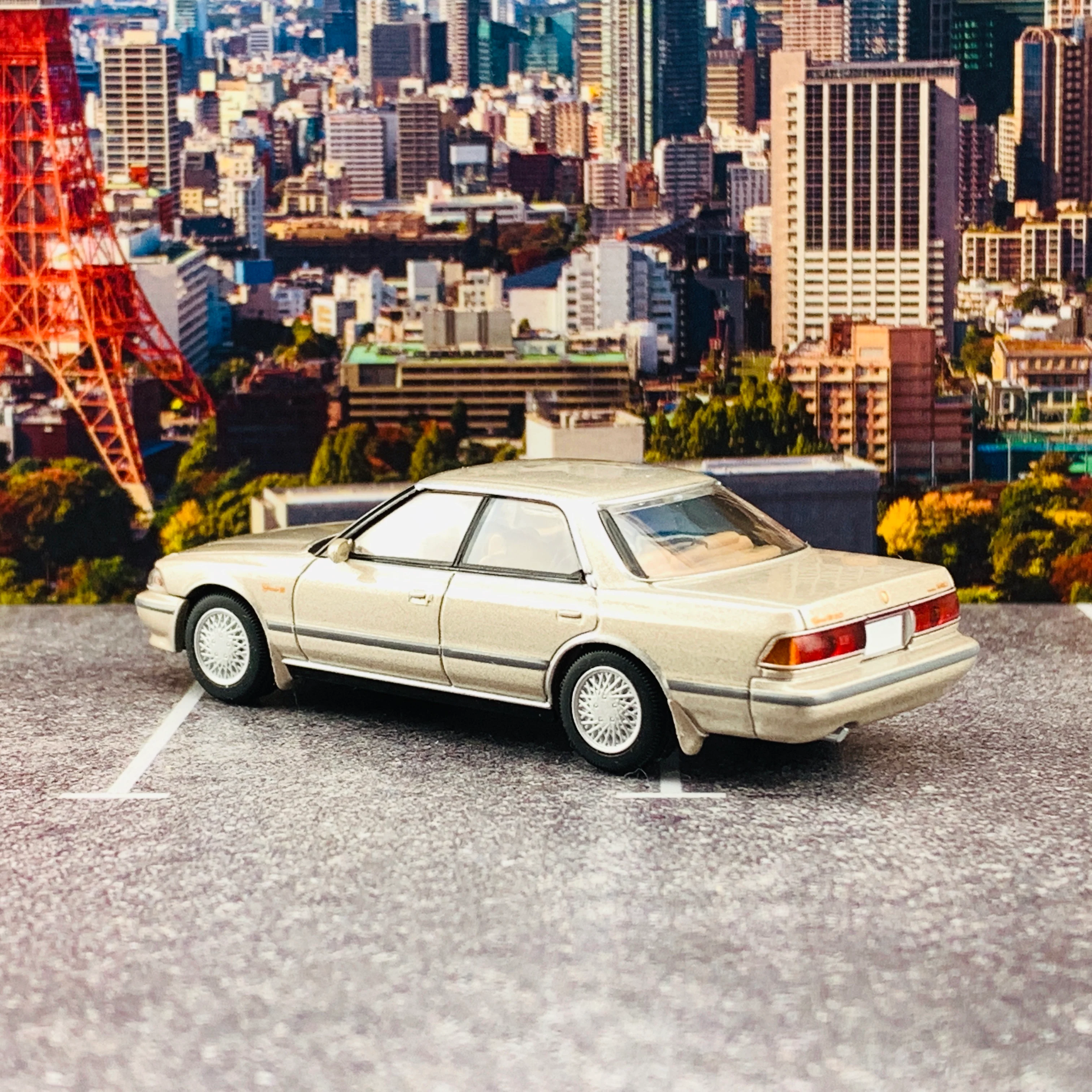 Tomytec Tomica Limited Vintage Neo 1/64 Toyota Mark II 3.0 Grande G 1990 (Beige) LV-N179c - Image 3