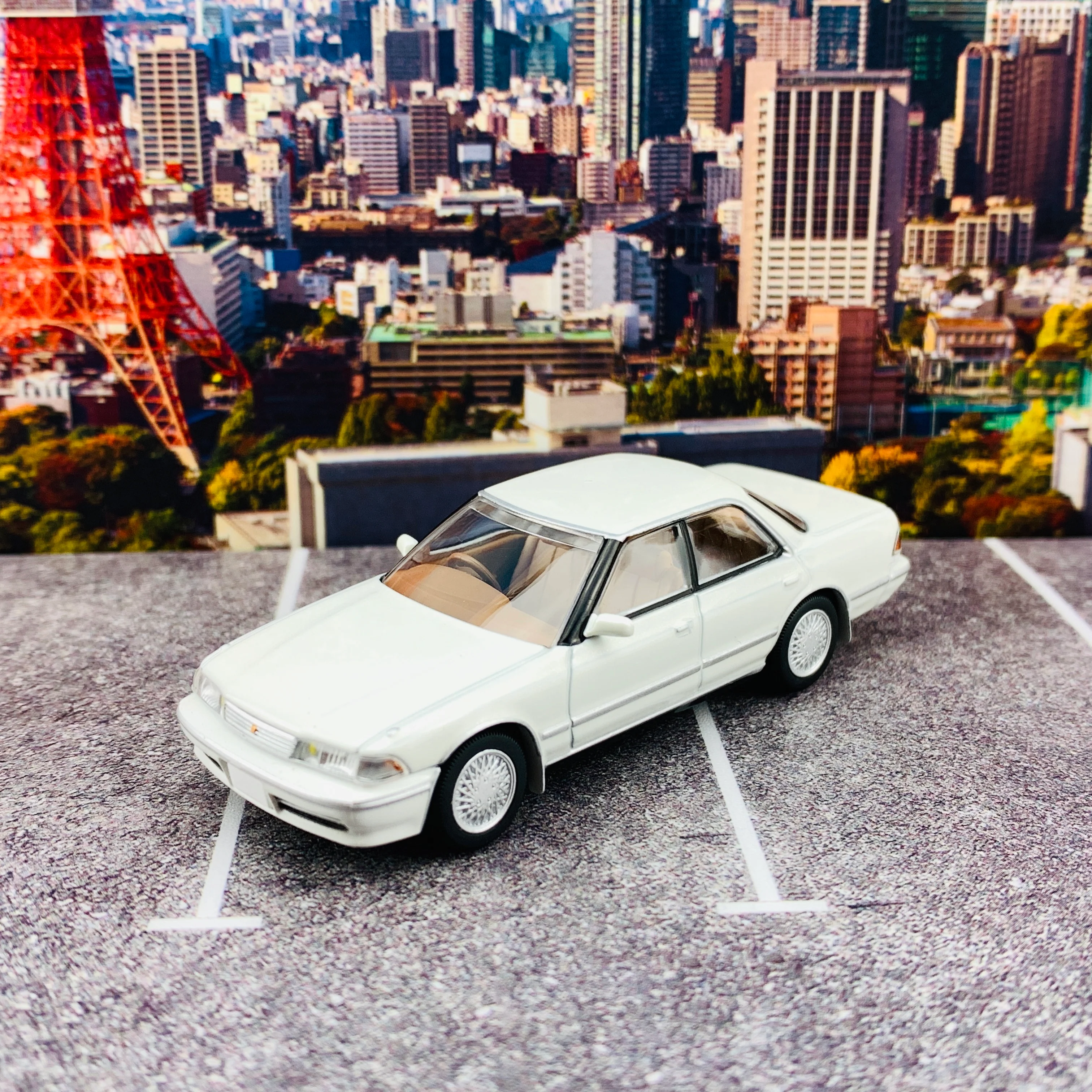 Tomytec Tomica Limited Vintage Neo 1/64 Toyota Mark II 2.5 Grand Limited 1992 (Pearl White) LV-N179d - Image 2