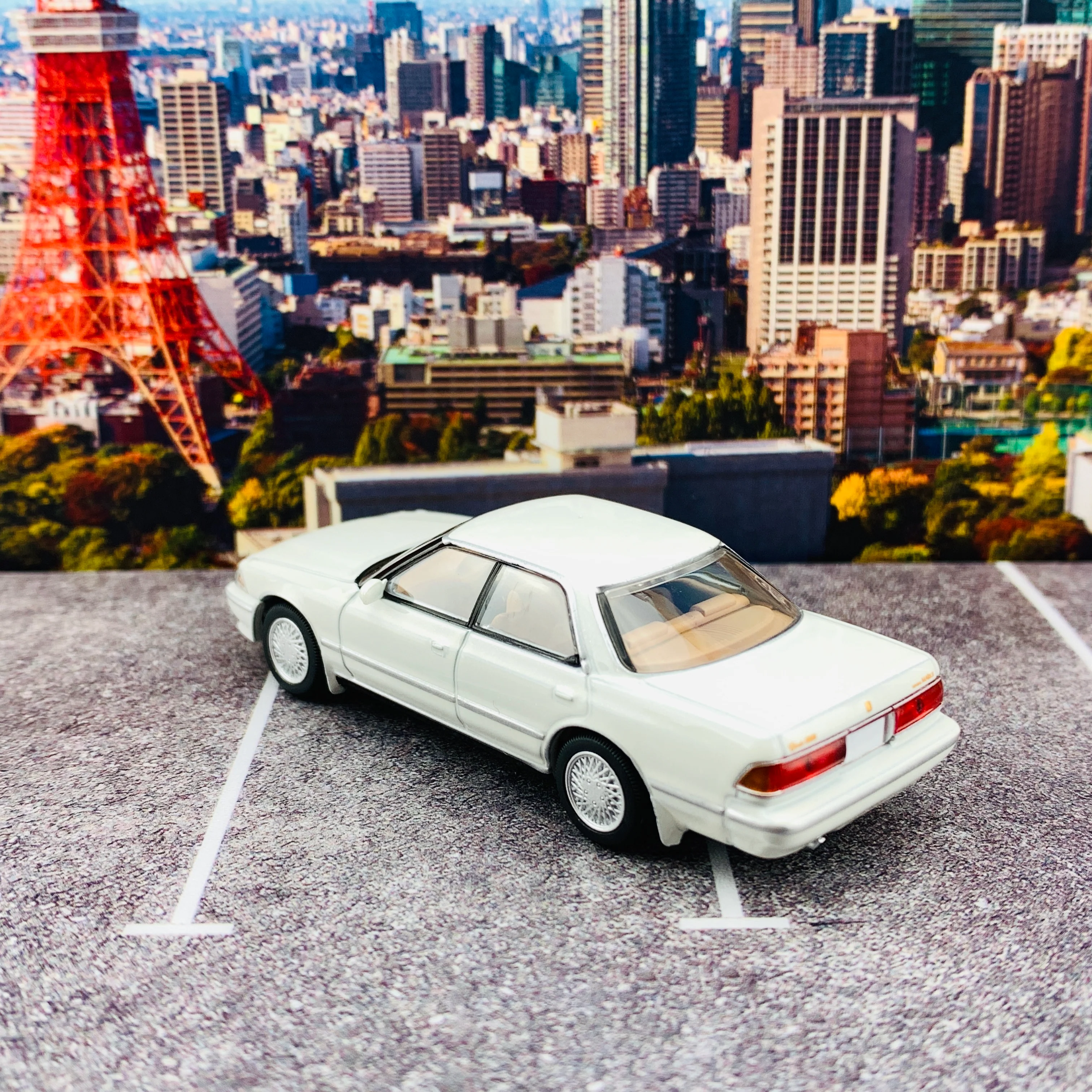 Tomytec Tomica Limited Vintage Neo 1/64 Toyota Mark II 2.5 Grand Limited 1992 (Pearl White) LV-N179d - Image 3