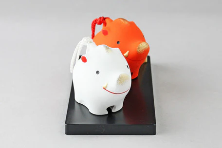 Double Pig Ornament with Display by Yakushigama - Image 2