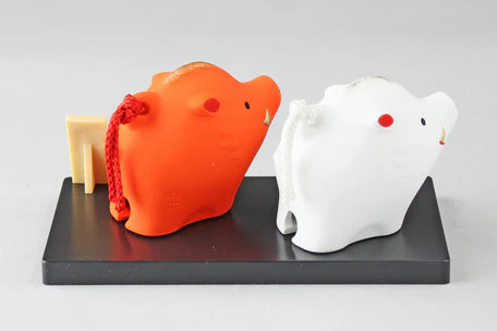 Double Pig Ornament with Display by Yakushigama - Image 3