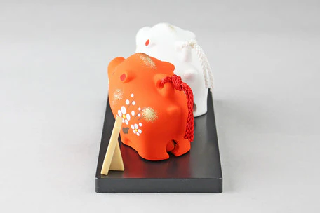 Double Pig Ornament with Display by Yakushigama - Image 4