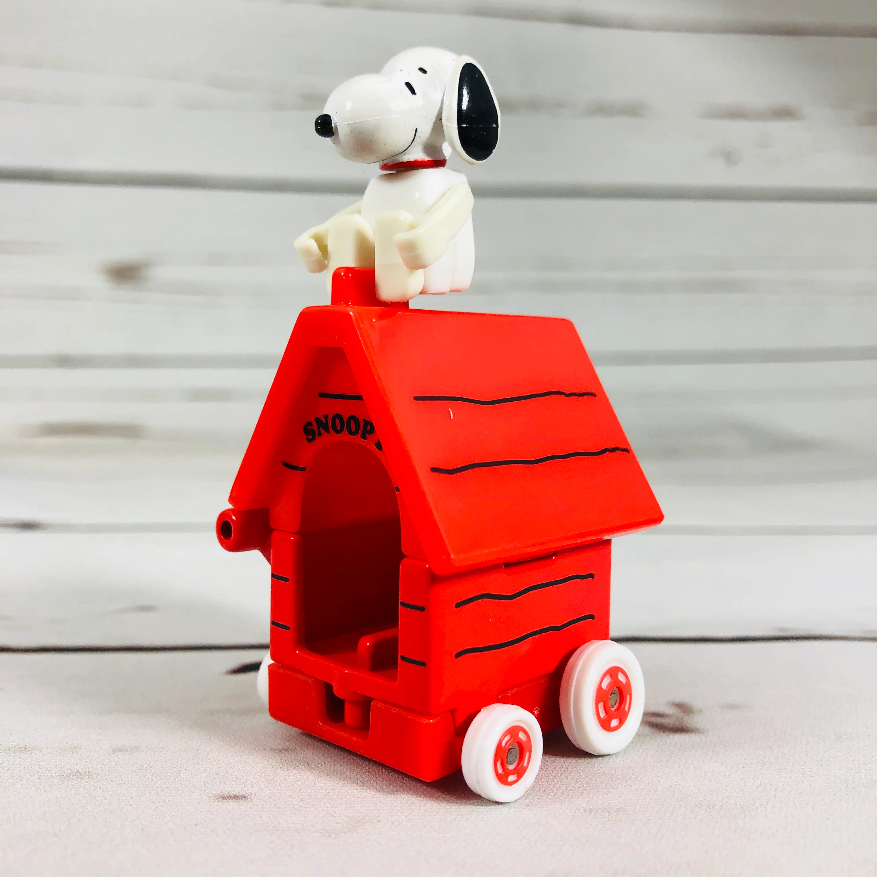 DREAM TOMICA Ride On R01 Snoopy x House Car - Image 2