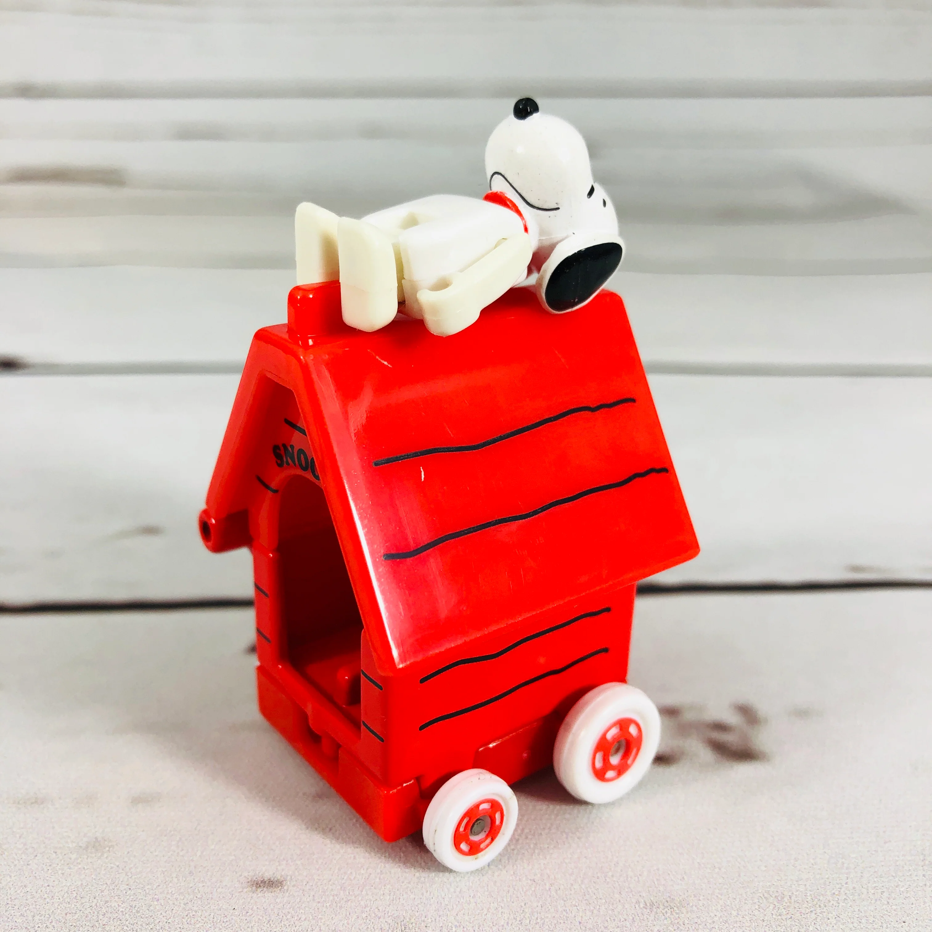 DREAM TOMICA Ride On R01 Snoopy x House Car - Image 3