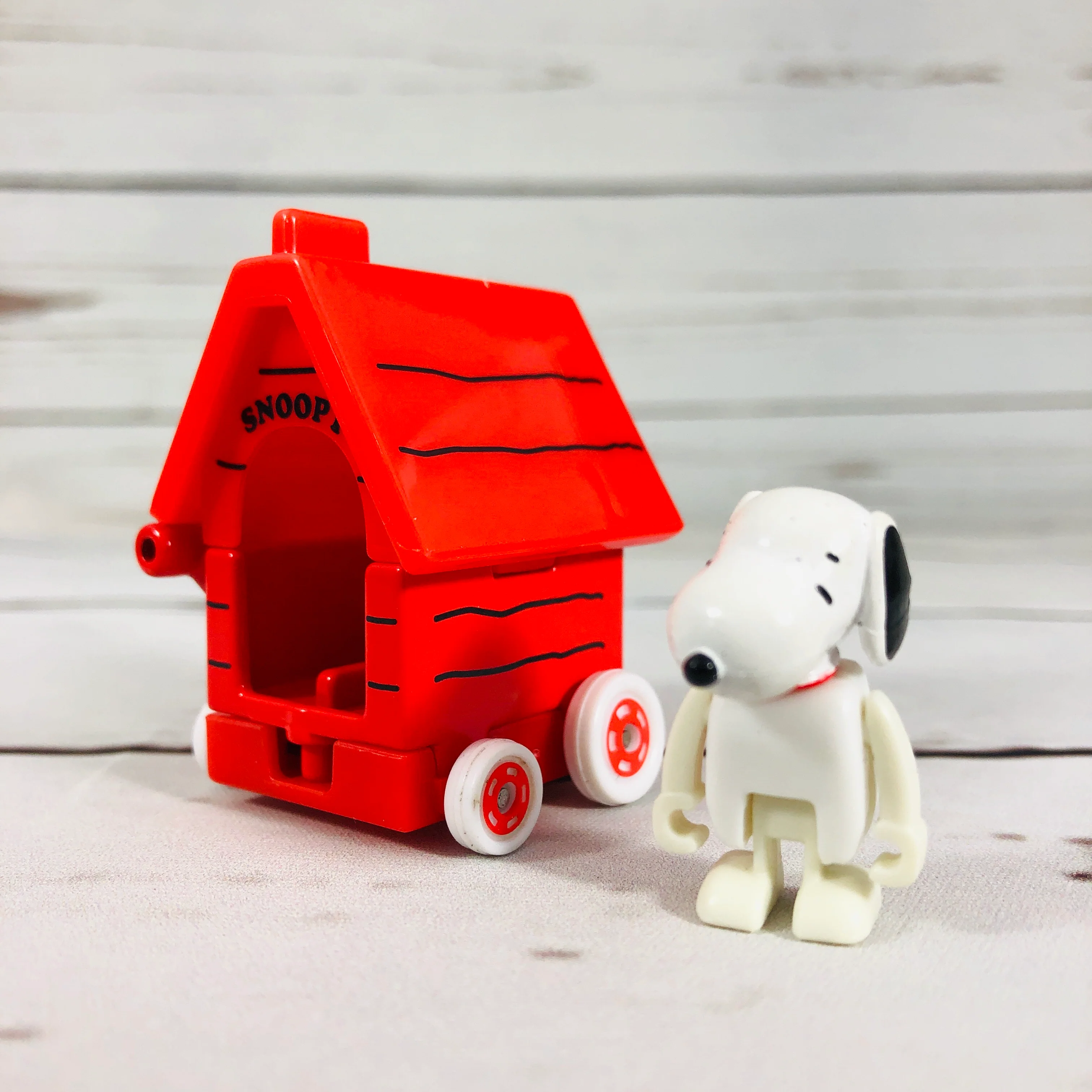 DREAM TOMICA Ride On R01 Snoopy x House Car - Image 5