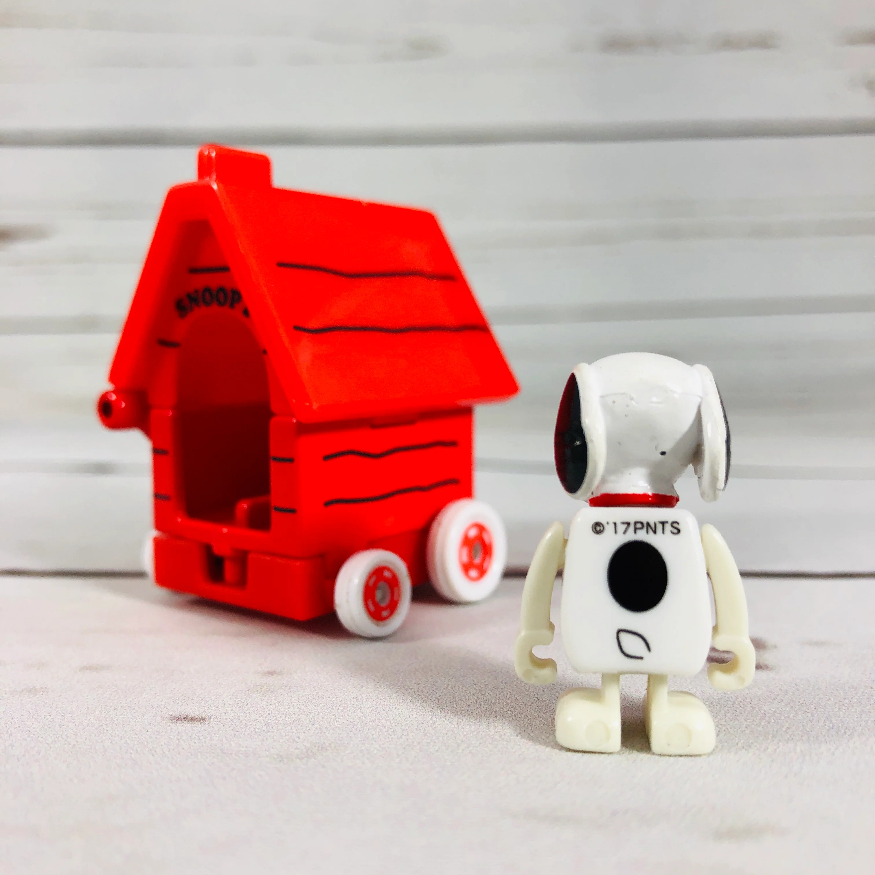 DREAM TOMICA Ride On R01 Snoopy x House Car - Image 6