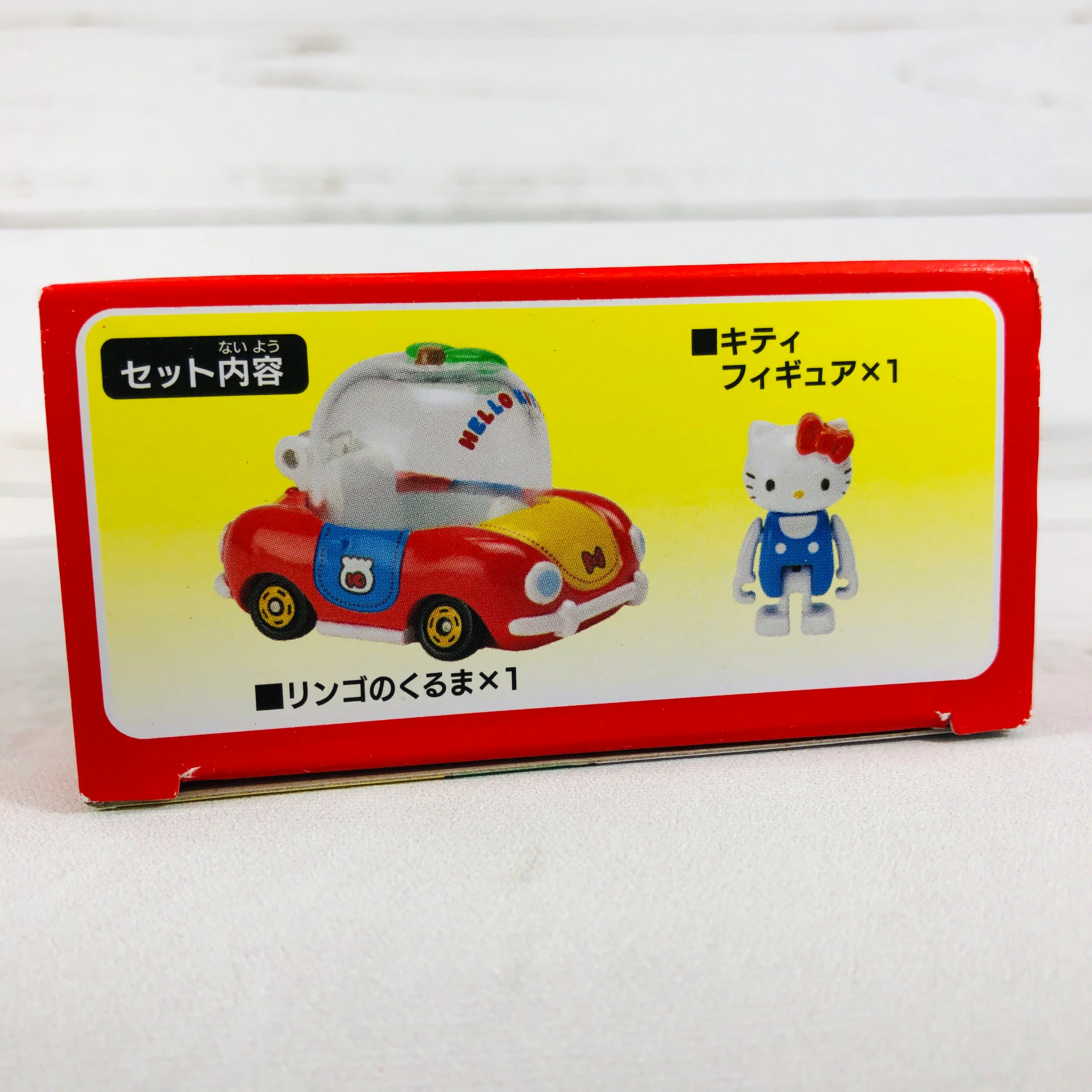 DREAM TOMICA Ride On R02 Hello Kitty x Apple Car - Image 4