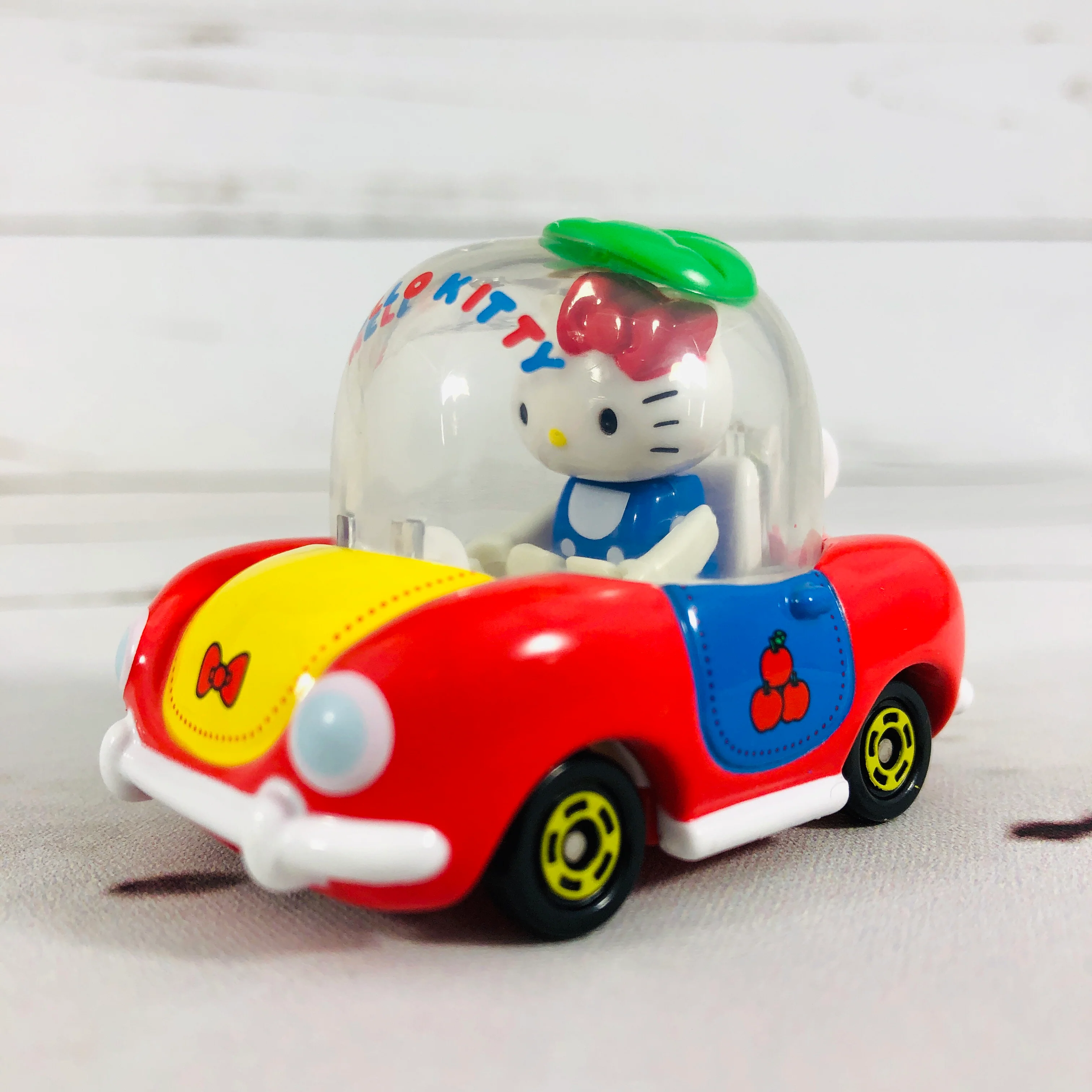 DREAM TOMICA Ride On R02 Hello Kitty x Apple Car - Image 5