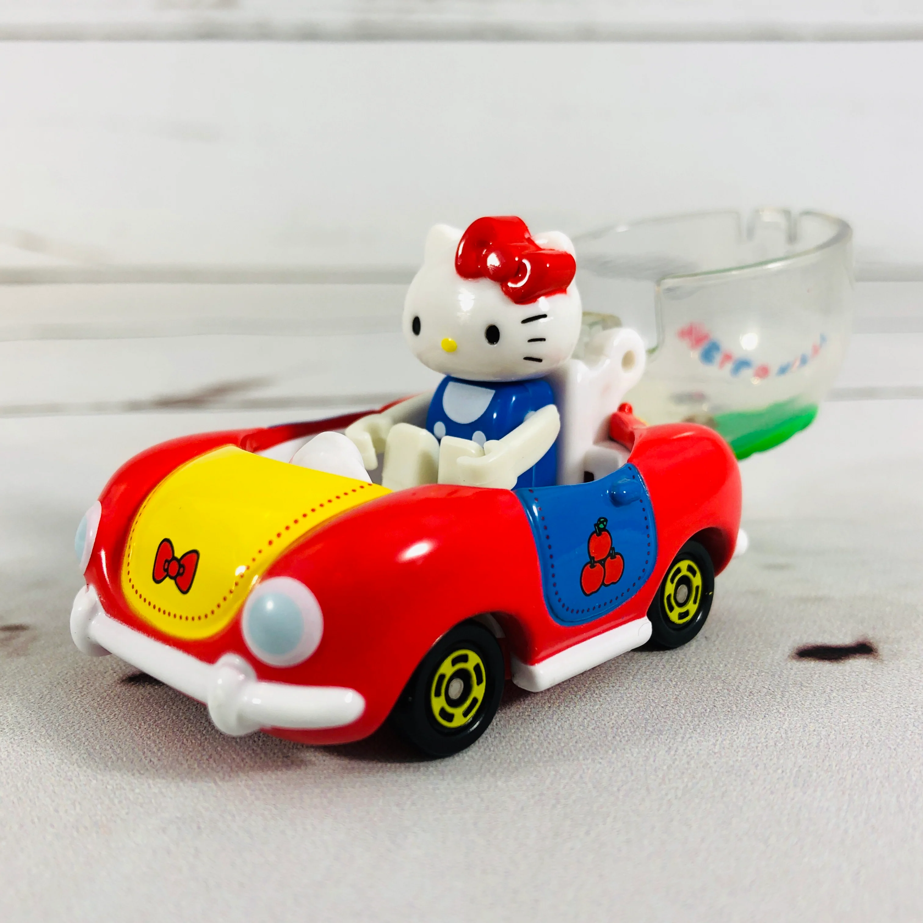 DREAM TOMICA Ride On R02 Hello Kitty x Apple Car - Image 6