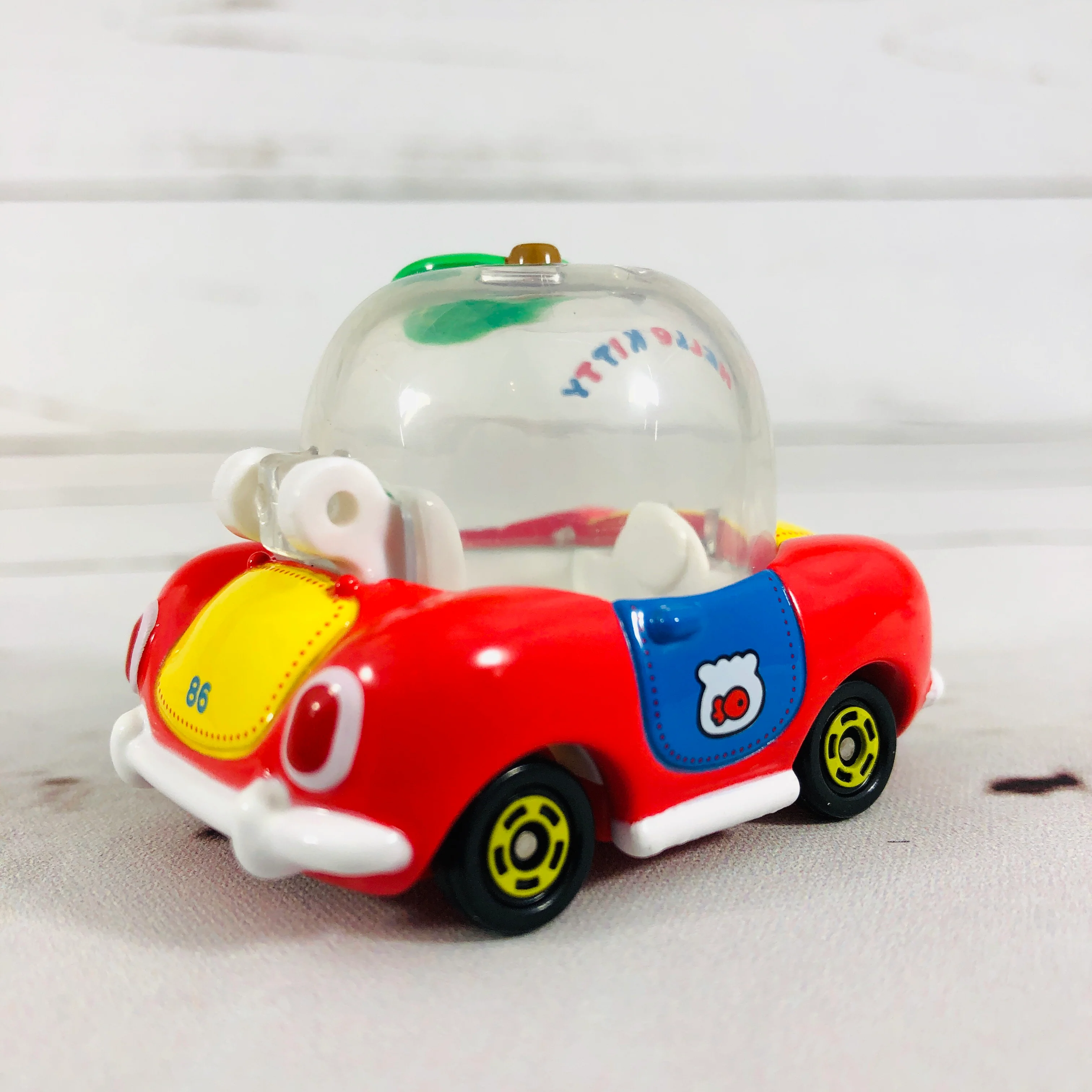 DREAM TOMICA Ride On R02 Hello Kitty x Apple Car - Image 7