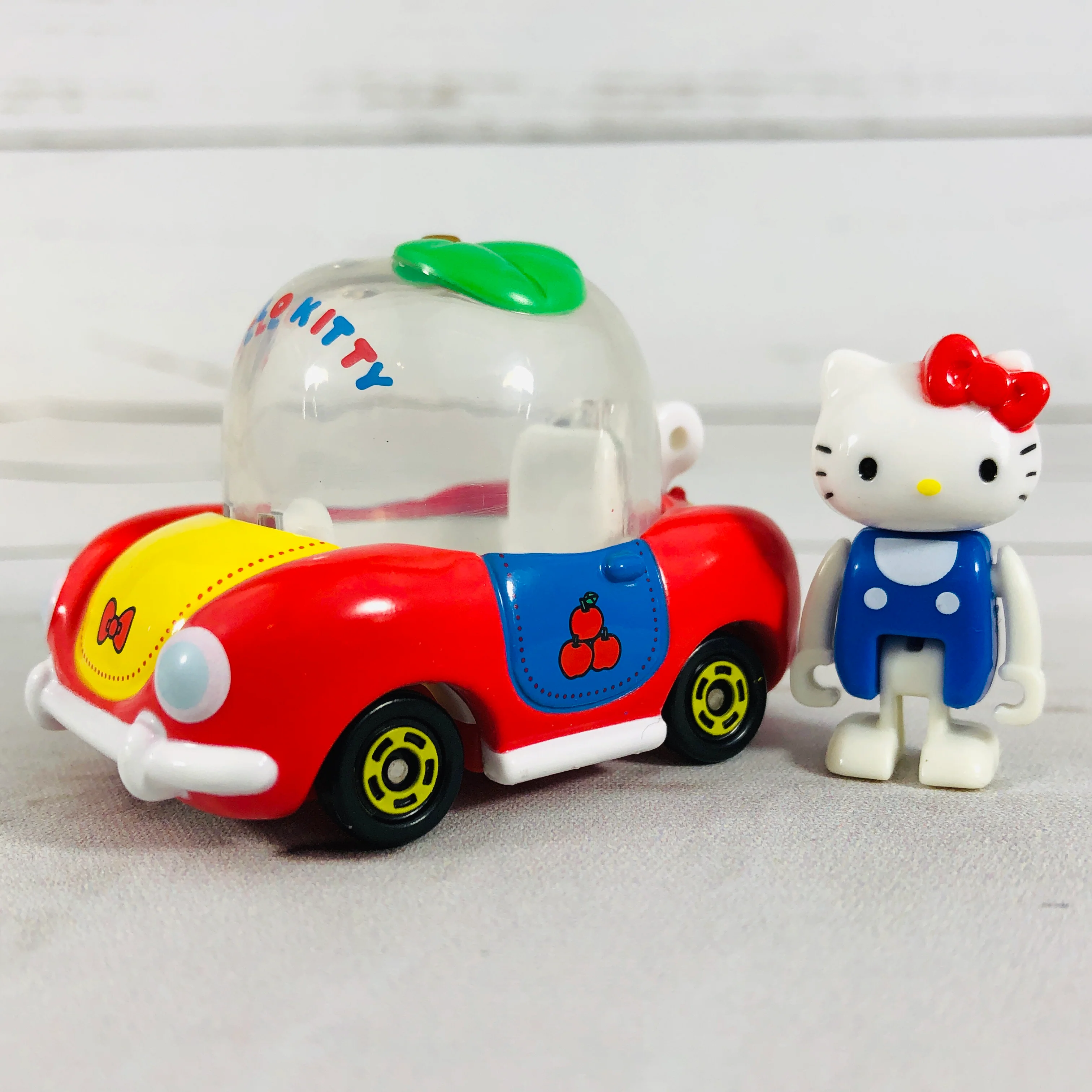 DREAM TOMICA Ride On R02 Hello Kitty x Apple Car - Image 8