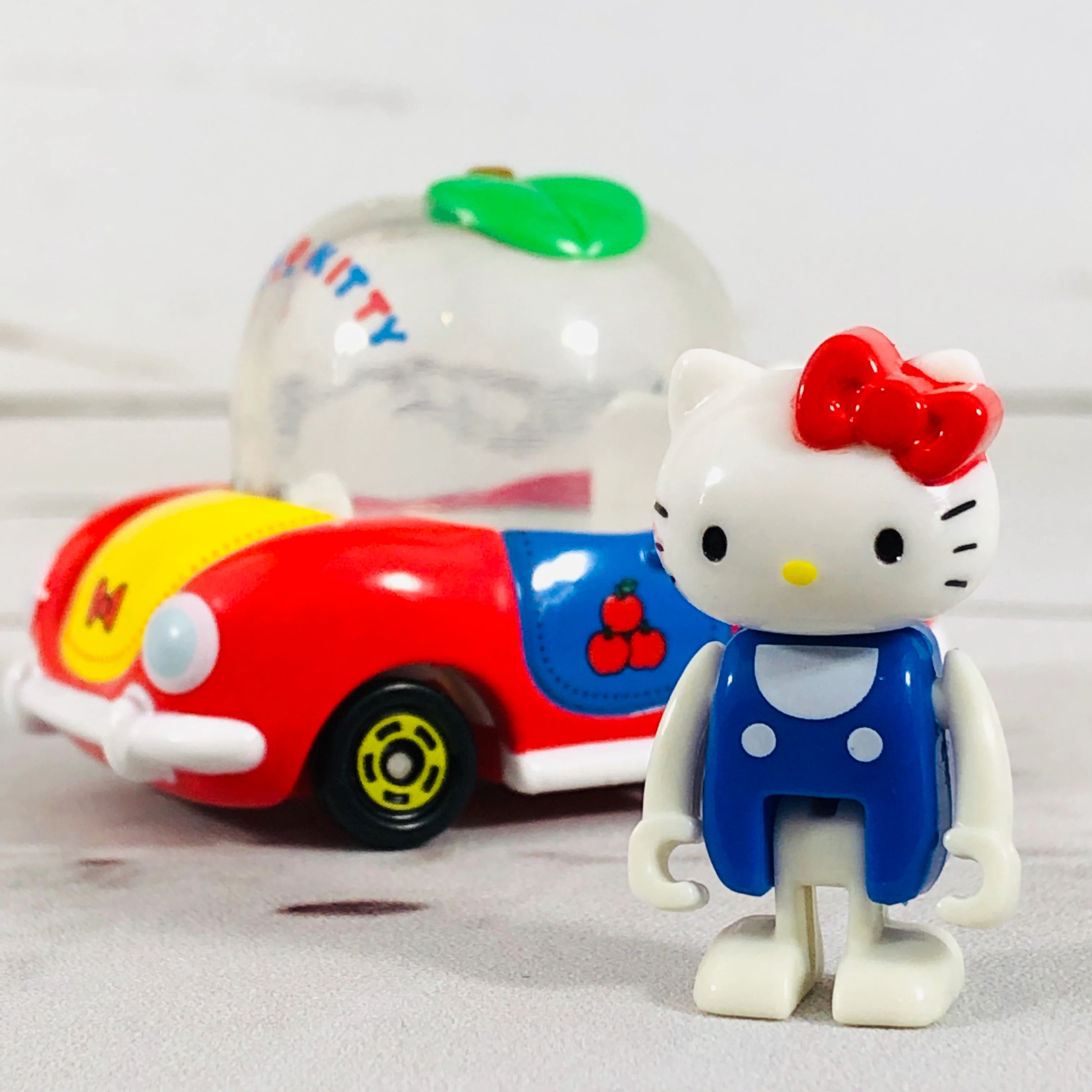 DREAM TOMICA Ride On R02 Hello Kitty x Apple Car - Image 9