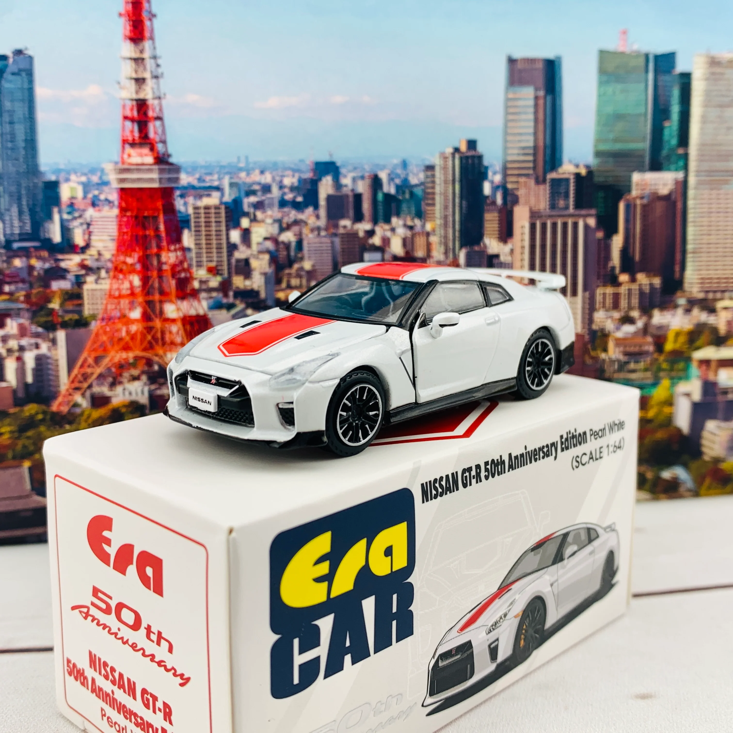 ERA CAR 21 1/64 Nissan GTR 50th Anniversary Edition Pearl White NS20GTRSP26 - Image 2