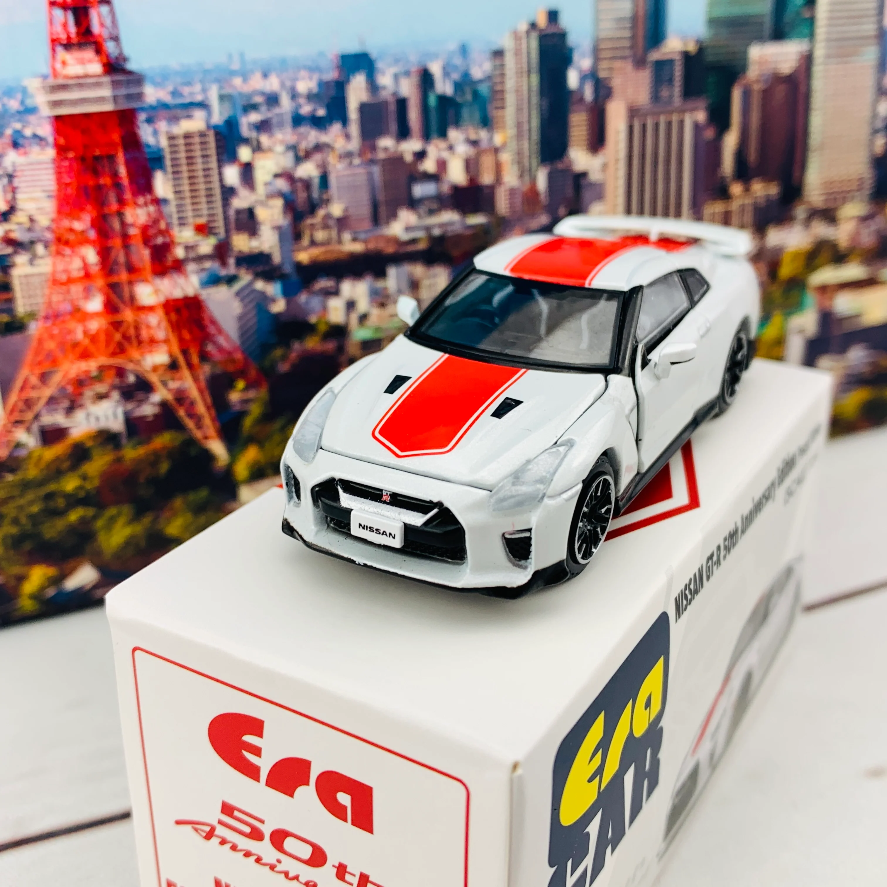 ERA CAR 21 1/64 Nissan GTR 50th Anniversary Edition Pearl White NS20GTRSP26 - Image 3