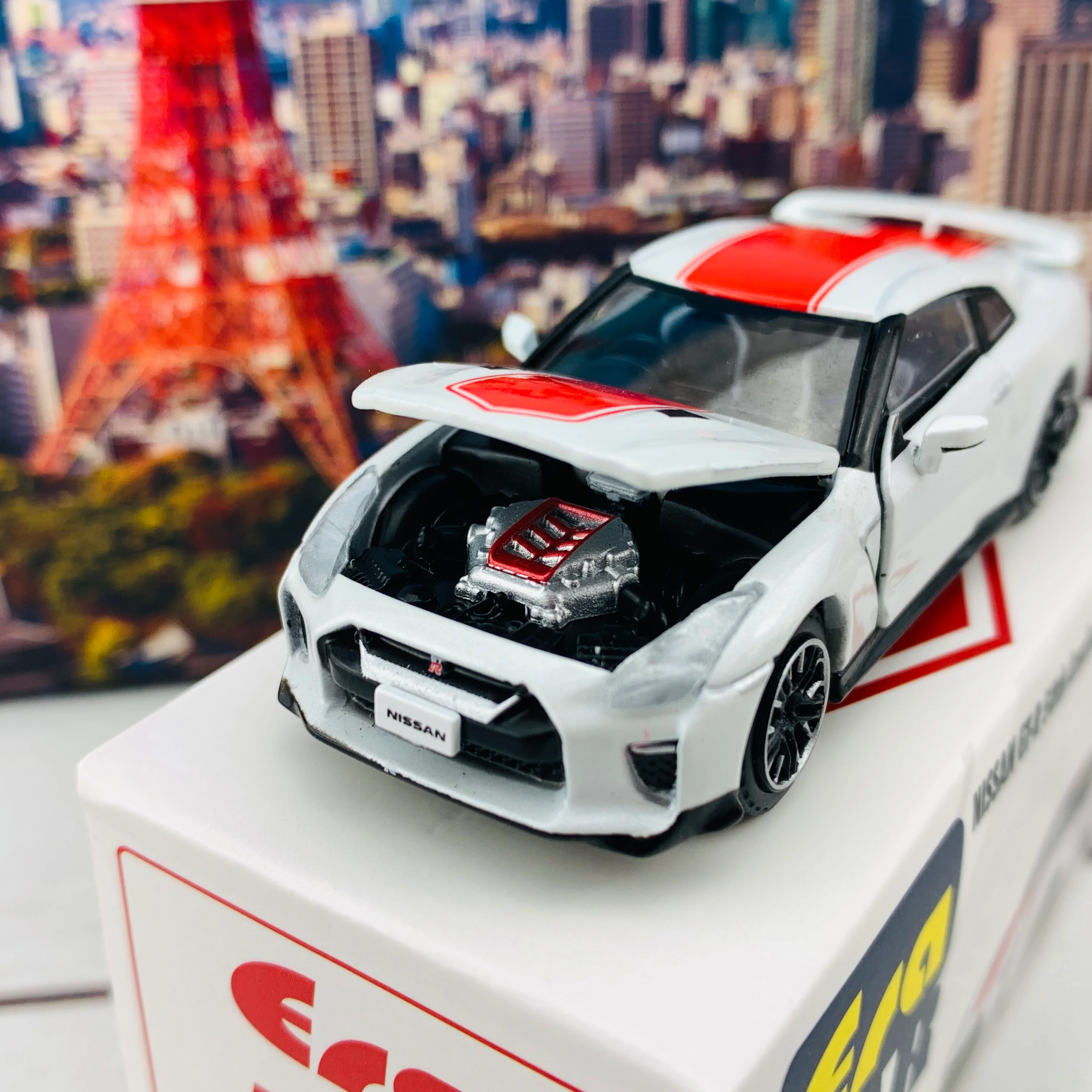 ERA CAR 21 1/64 Nissan GTR 50th Anniversary Edition Pearl White NS20GTRSP26 - Image 4