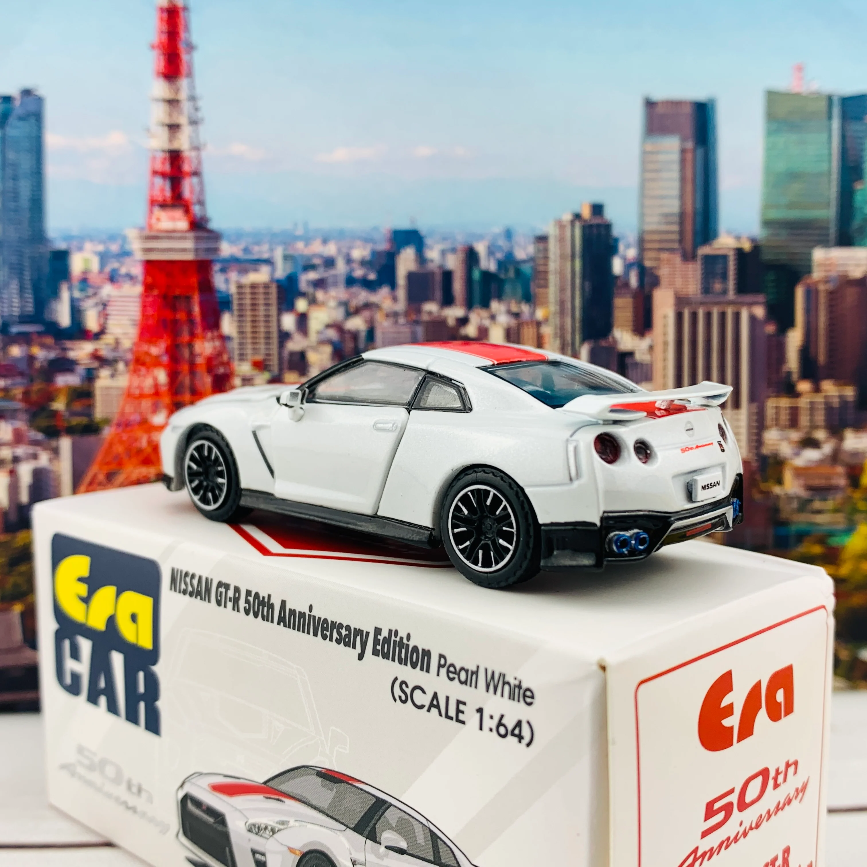 ERA CAR 21 1/64 Nissan GTR 50th Anniversary Edition Pearl White NS20GTRSP26 - Image 6