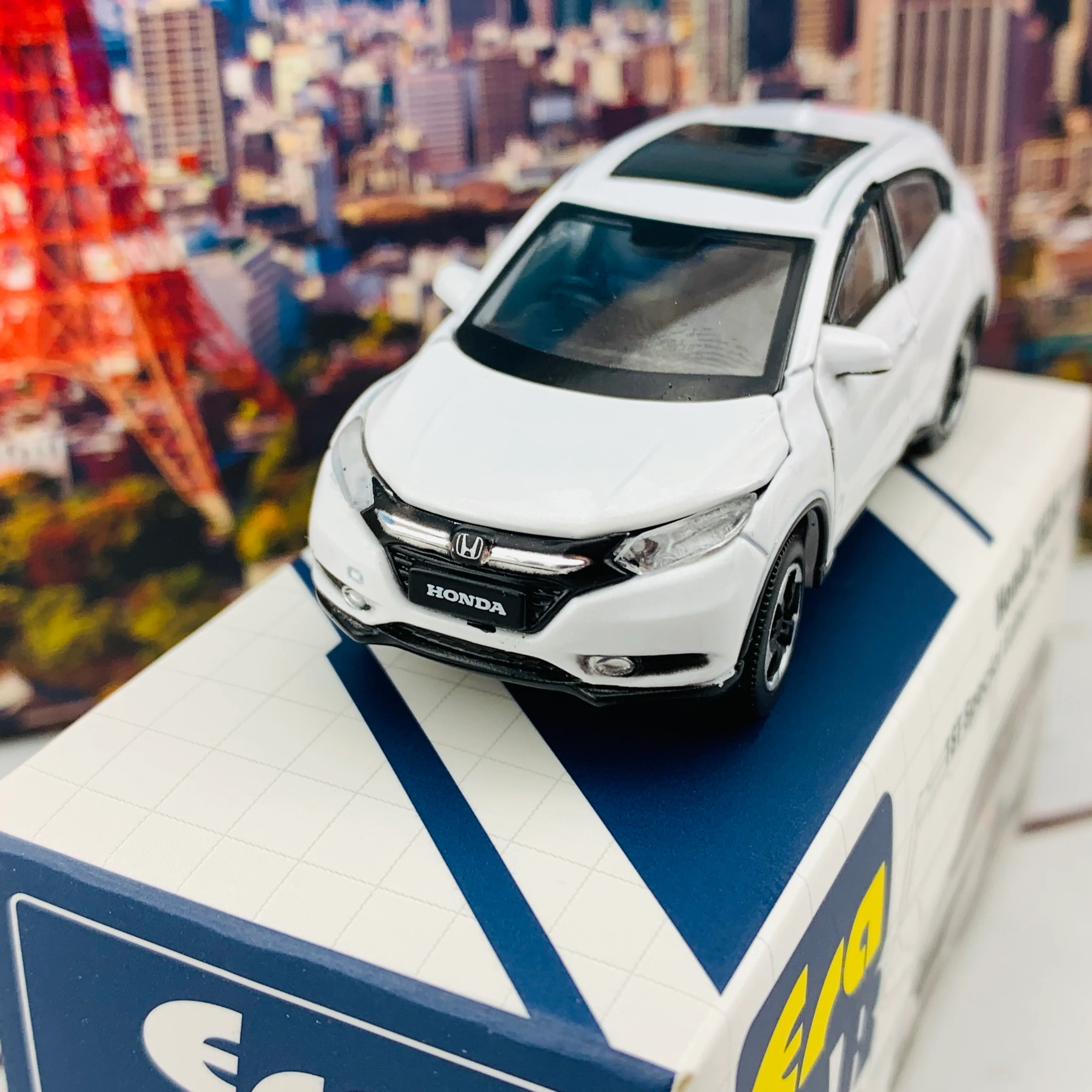 ERA CAR 30 1/64 Honda VEZEL White 1ST Special Edition HA20VERF30 - Image 3