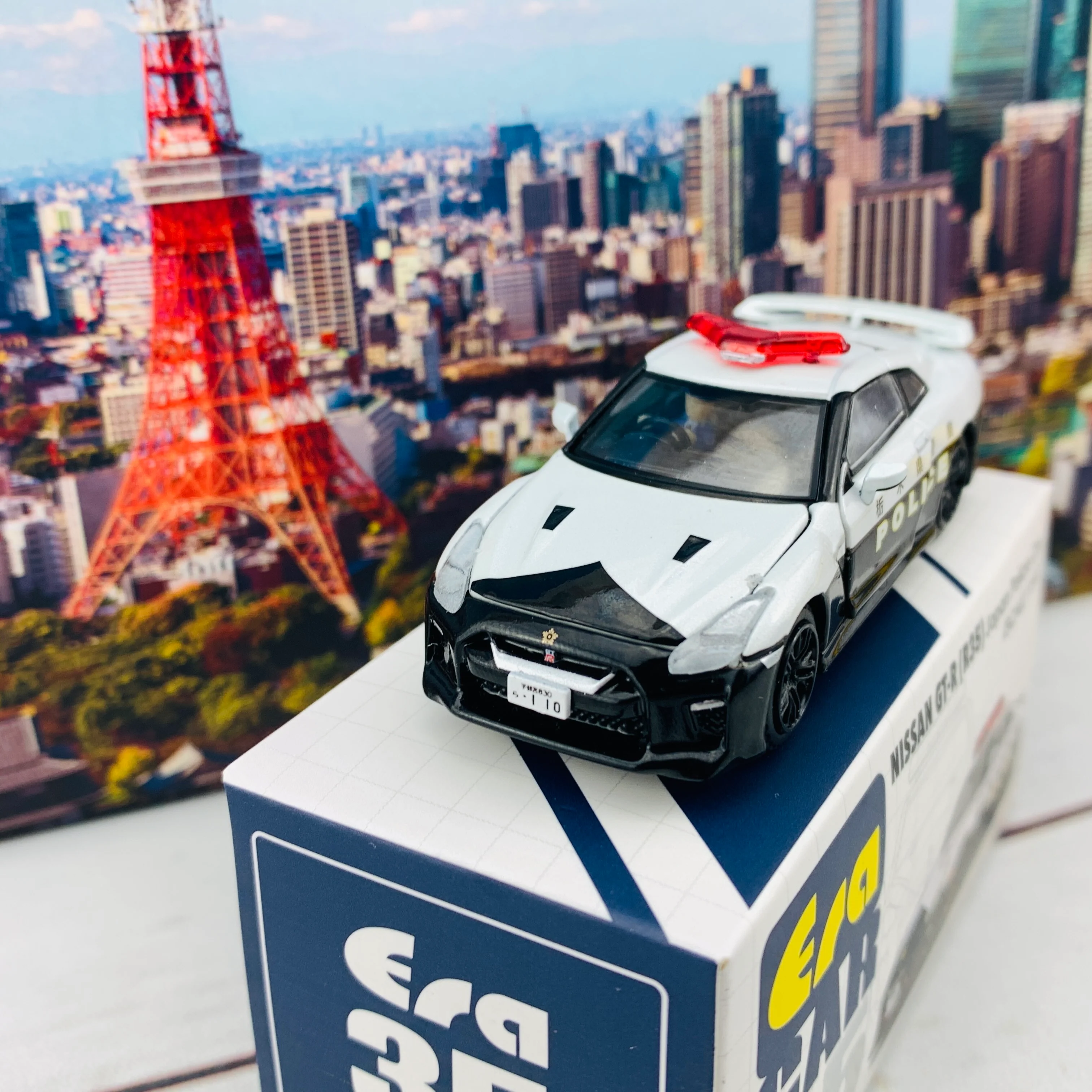 ERA CAR 35 1/64 Nissan GTR R35 Japan Police Car with Figure NS20GTRRN35 - Image 5