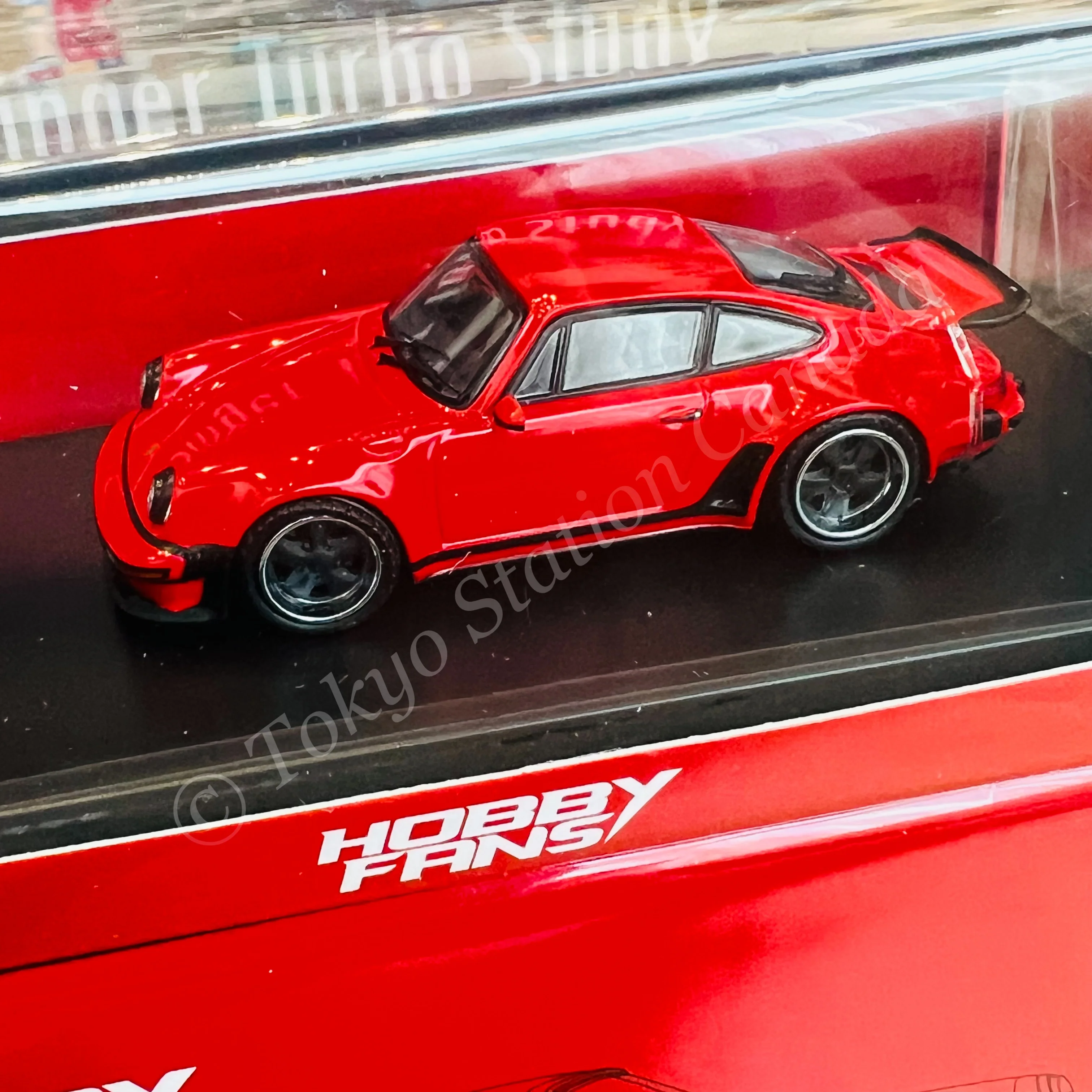 HOBBY FANS 1/64 Singer 930 RED - Image 2