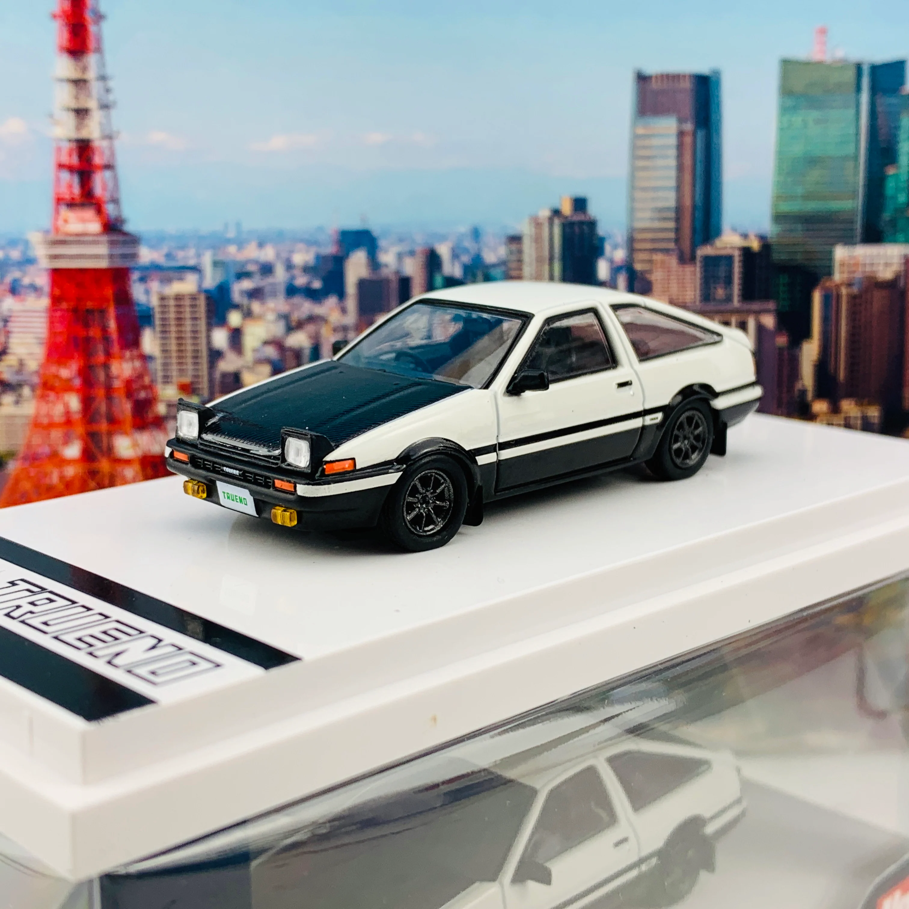 HOBBY JAPAN 1/64 Toyota Sprinter Trueno GT Apex AE86 Customized Version with Carbon Bonnet & Opened Headlight White/Black HJ641008LCWK - Image 2