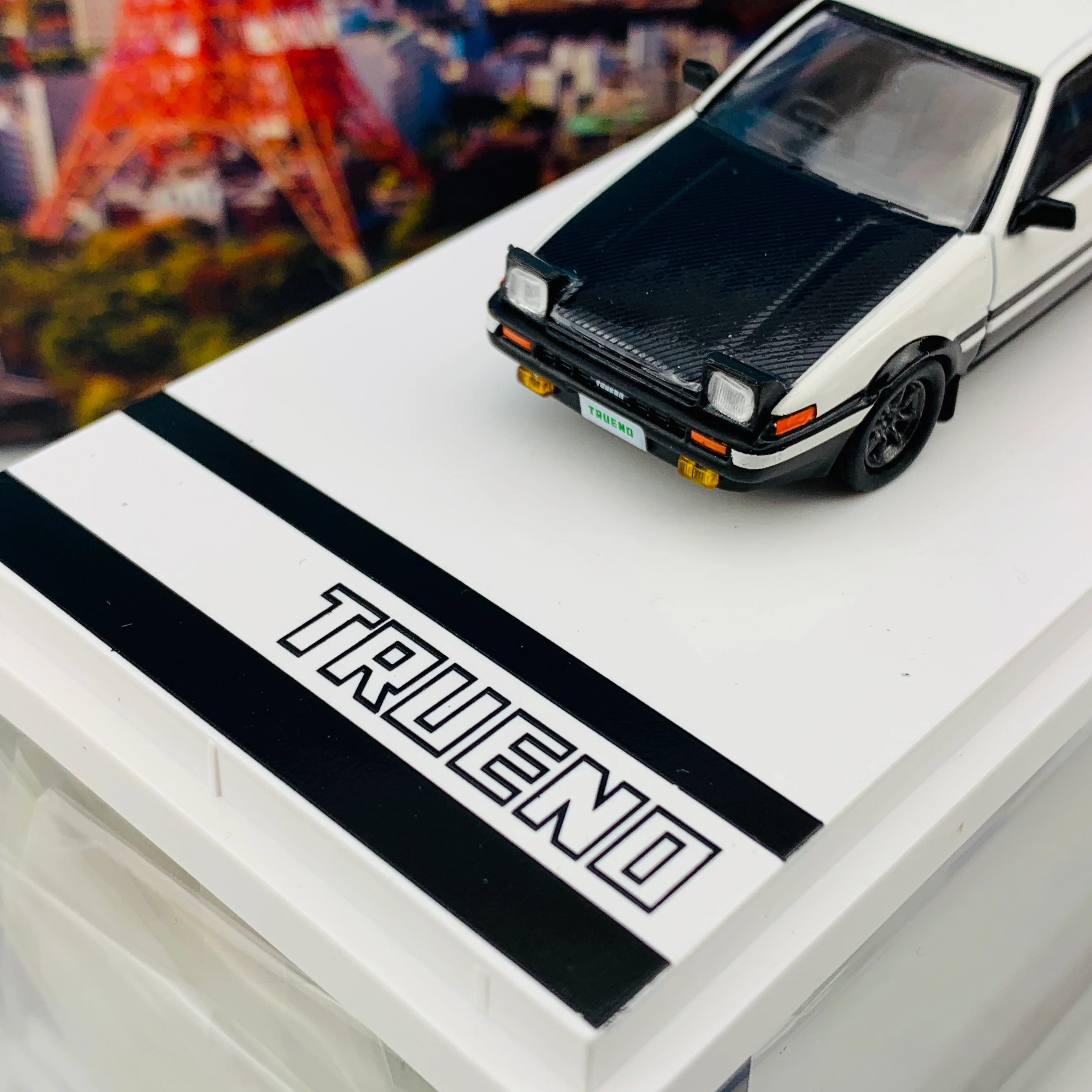 HOBBY JAPAN 1/64 Toyota Sprinter Trueno GT Apex AE86 Customized Version with Carbon Bonnet & Opened Headlight White/Black HJ641008LCWK - Image 3