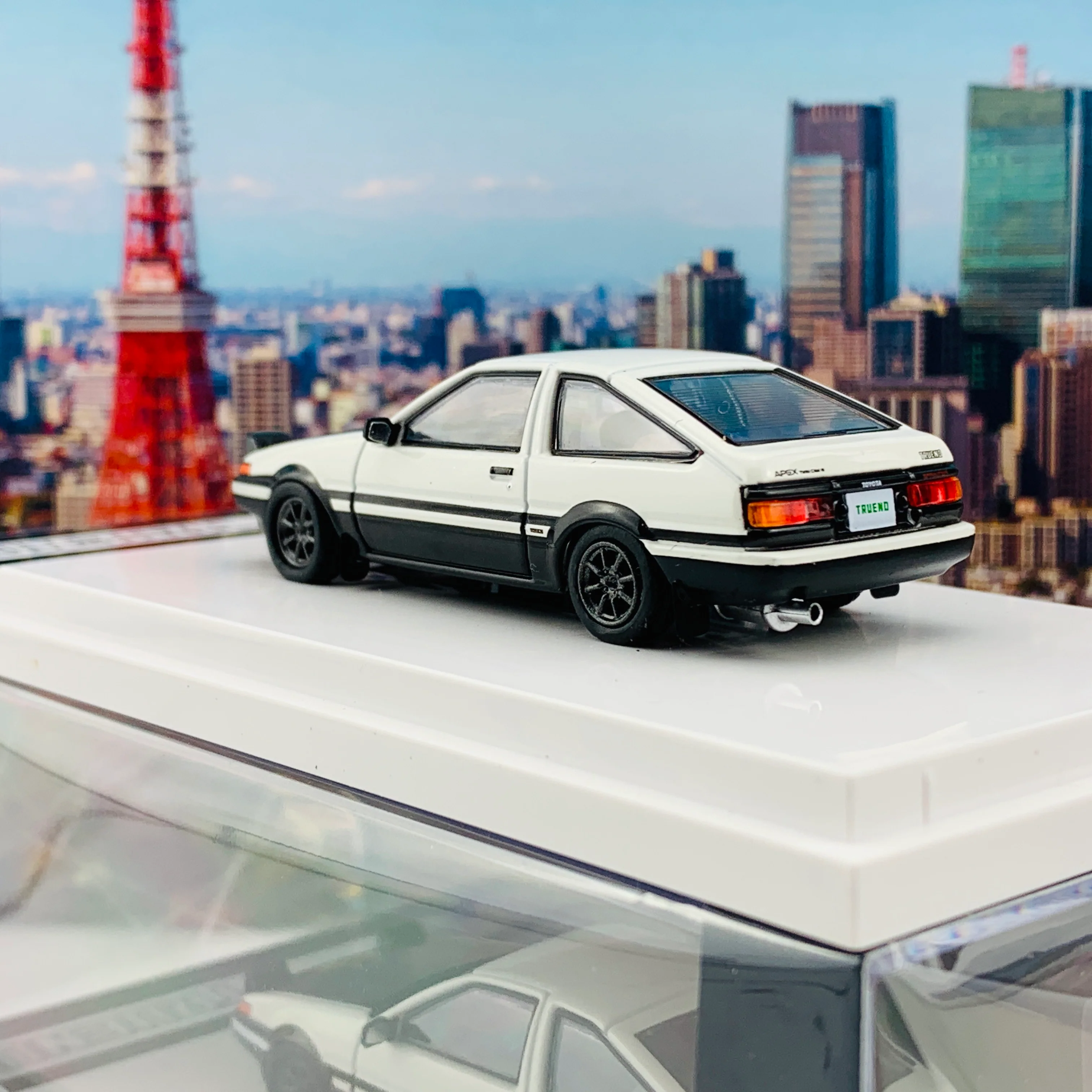 HOBBY JAPAN 1/64 Toyota Sprinter Trueno GT Apex AE86 Customized Version with Carbon Bonnet & Opened Headlight White/Black HJ641008LCWK - Image 4