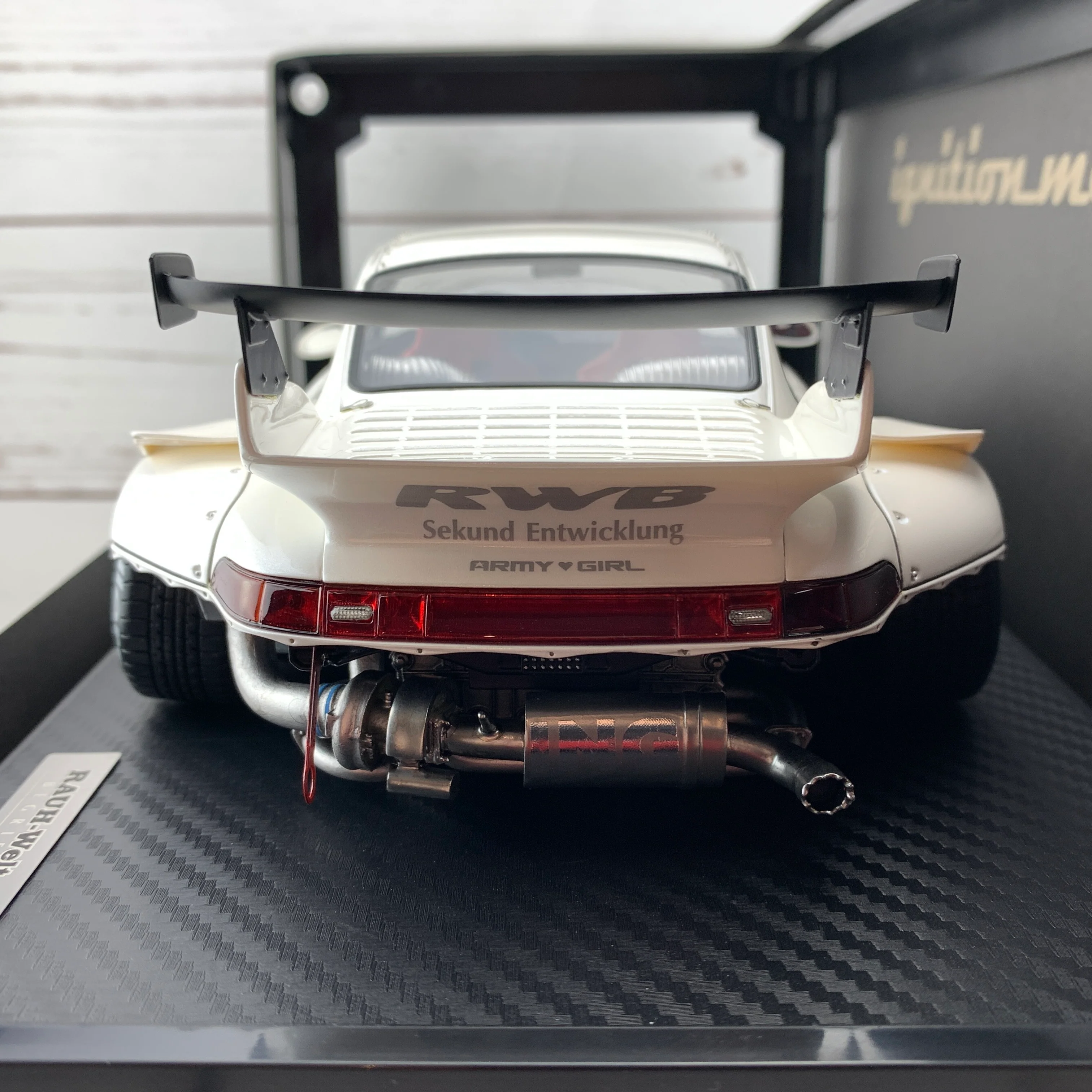 Ignition Model 1/18 RWB 993 Pearl White IG1961 - Image 7