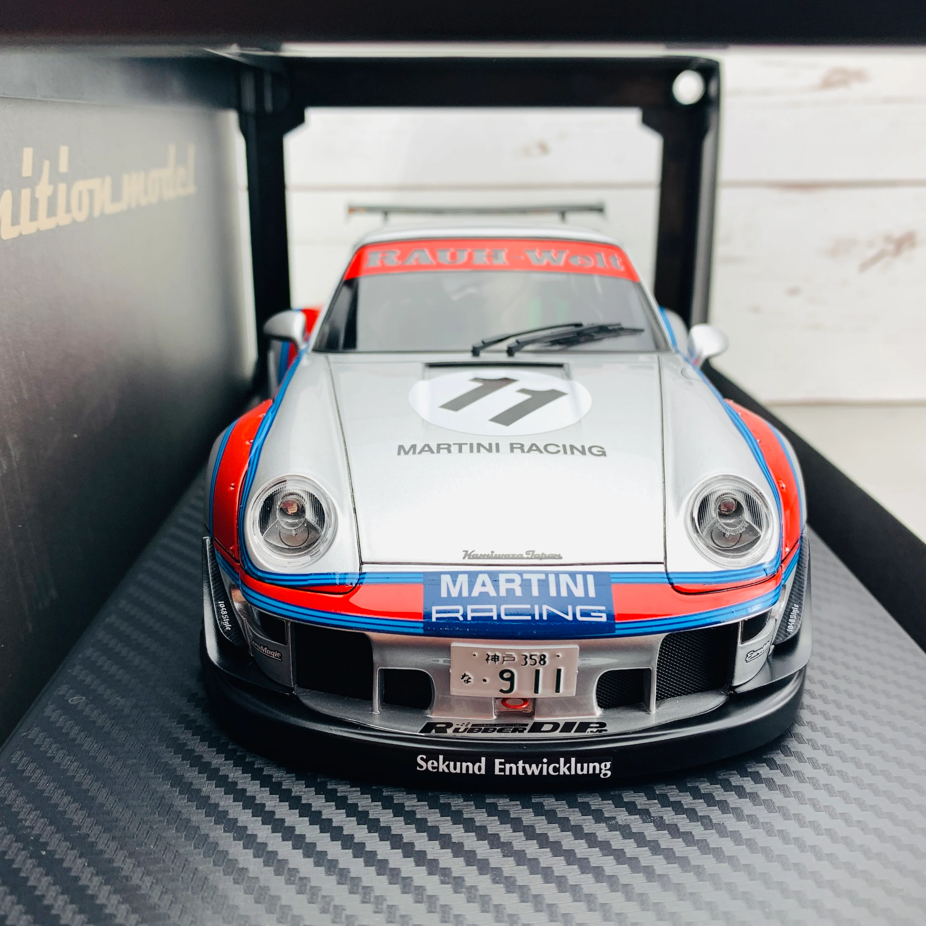 Ignition Model 1/18 RWB 993 Silver/Red IG1952 - Image 4