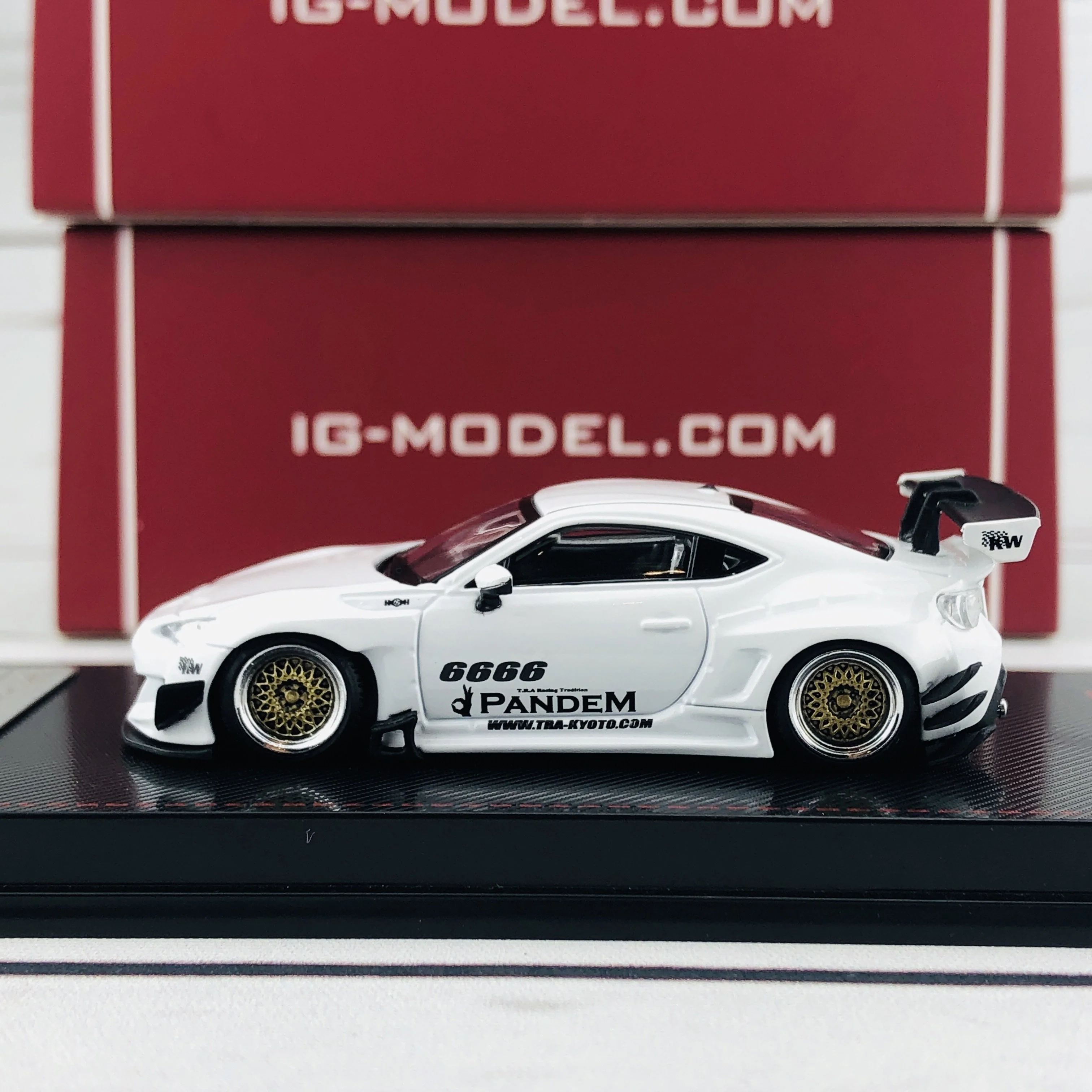 Ignition Model 1/64 Pandem Toyota 86 V3 White 1402 - Image 2