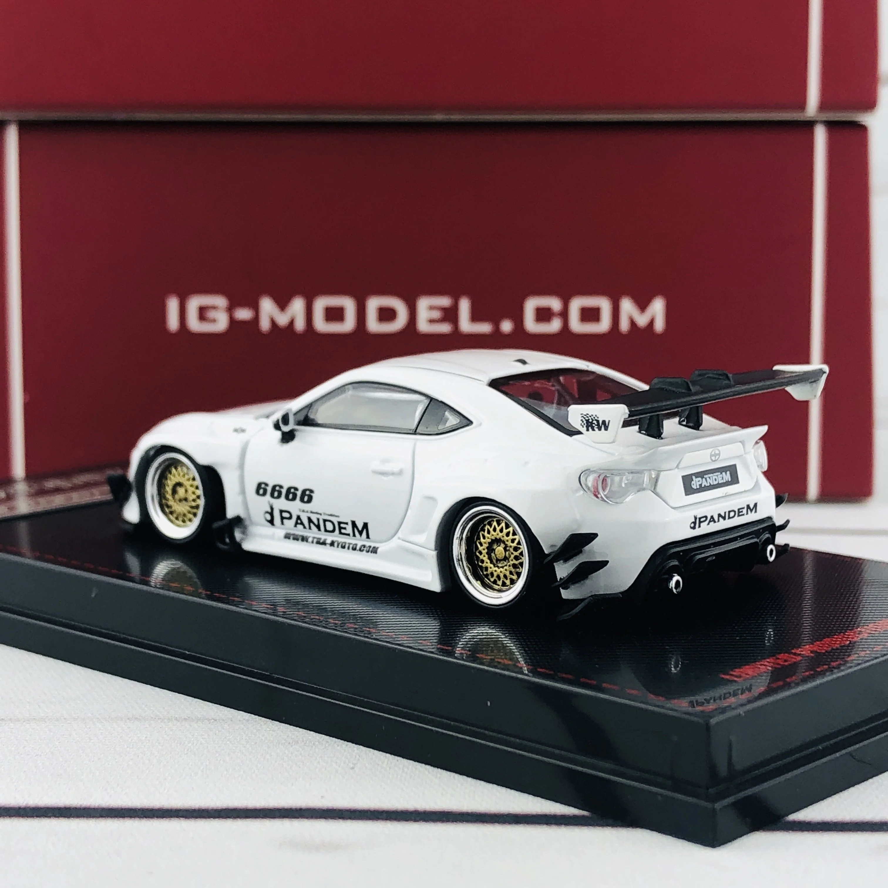 Ignition Model 1/64 Pandem Toyota 86 V3 White 1402 - Image 4
