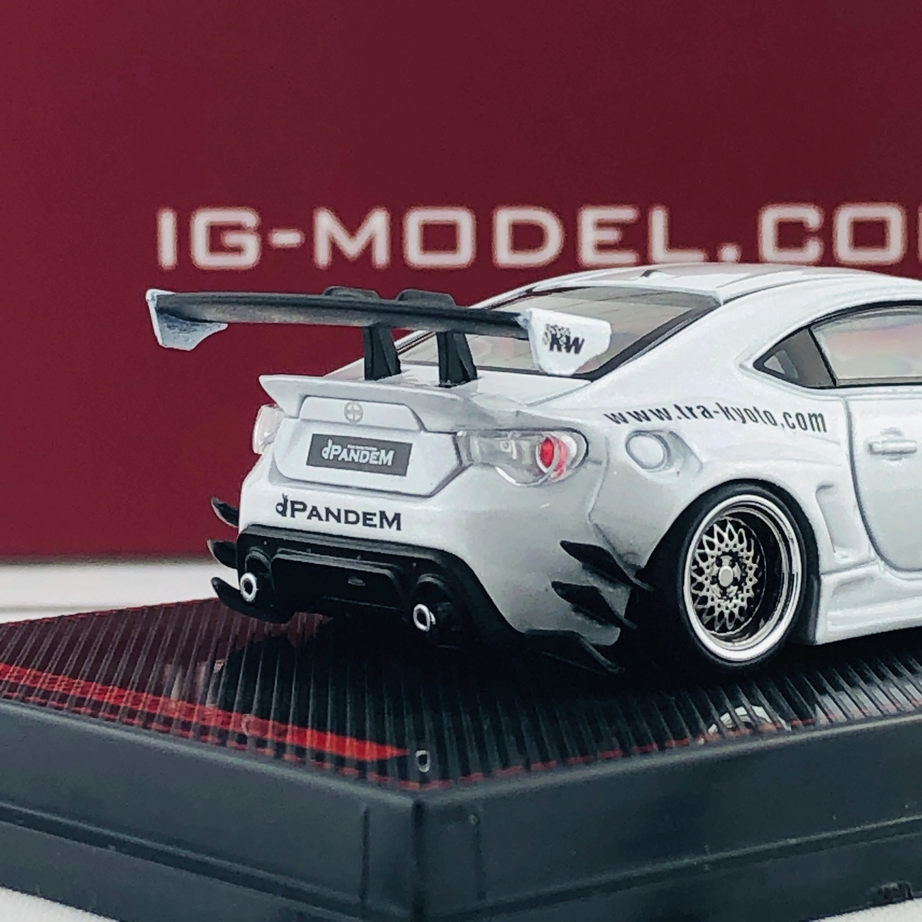 Ignition Model 1/64 Pandem Toyota 86 V3 White Metallic 1750 - Image 7