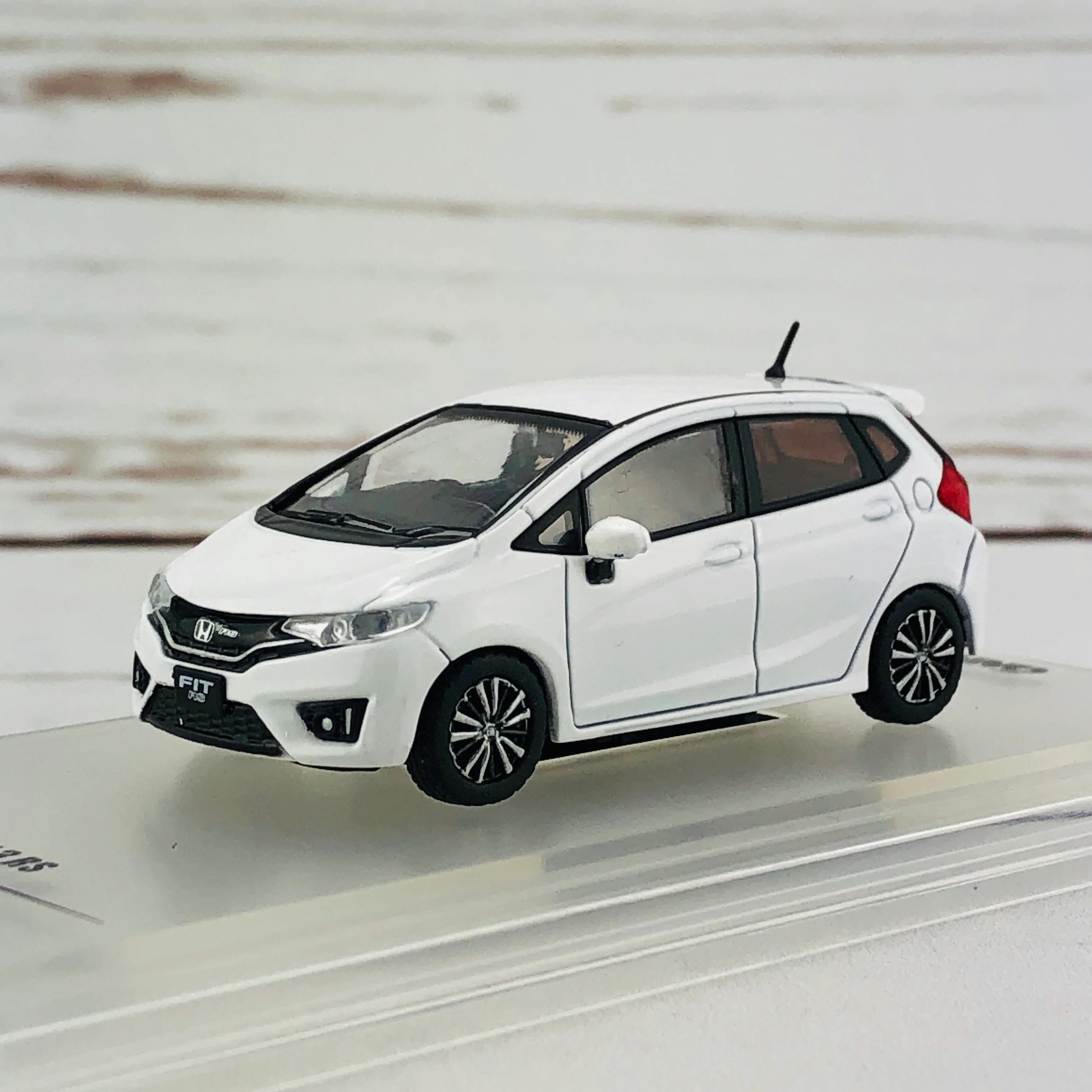 INNO64 1/64 Honda Fit 3 RS White IN64-GK5-WH3X1 - Image 2