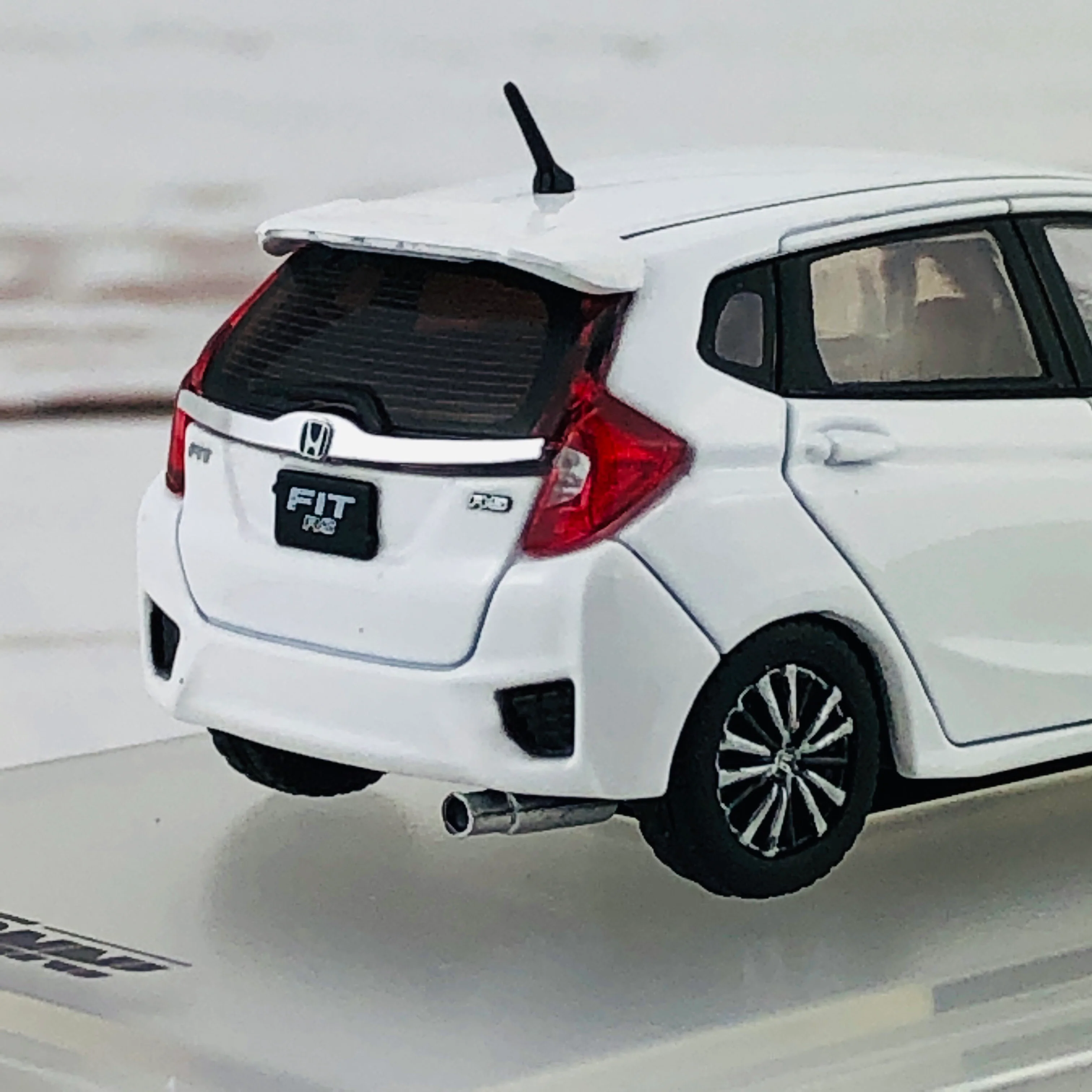 INNO64 1/64 Honda Fit 3 RS White IN64-GK5-WH3X1 - Image 5