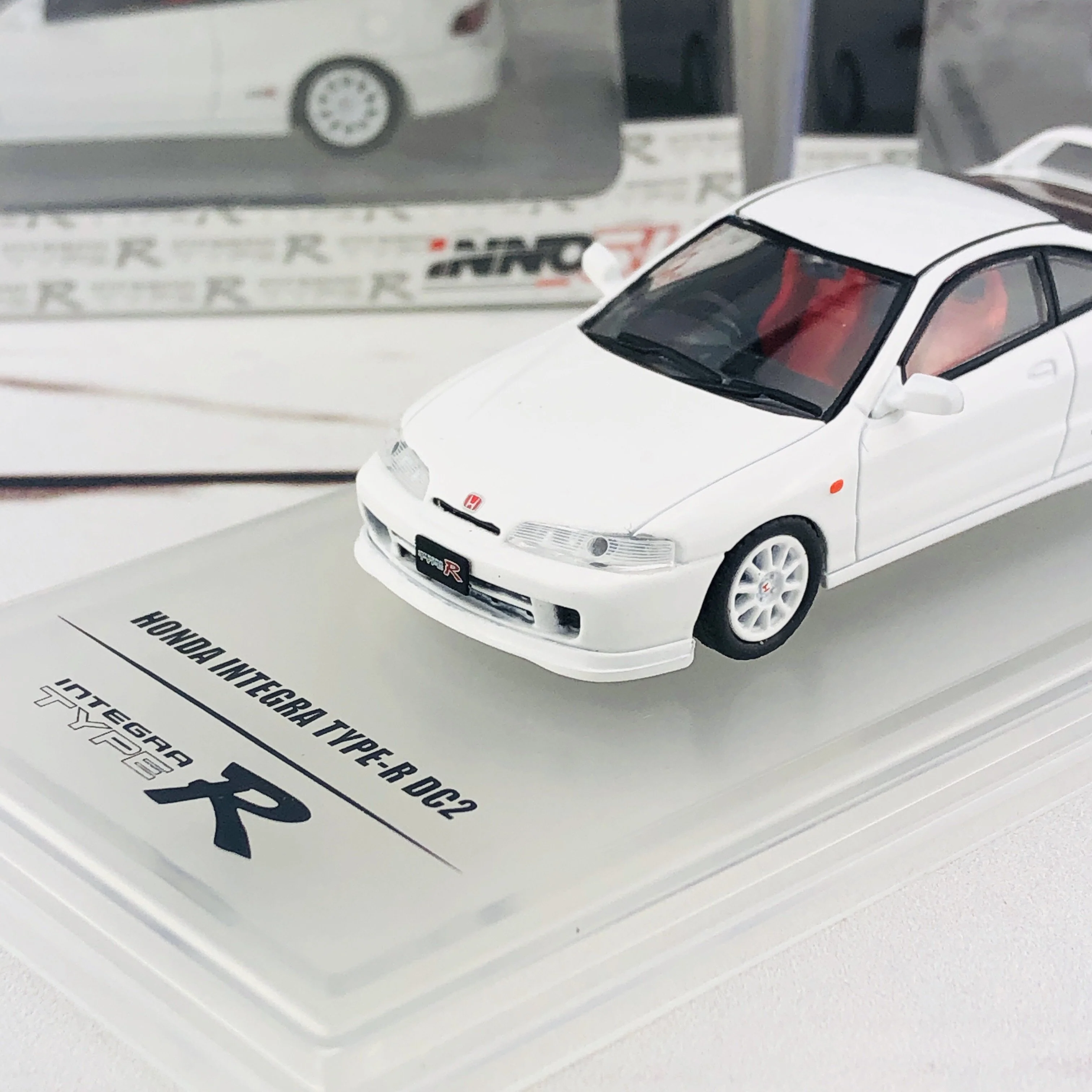 INNO64 1/64 Honda Integra Type-R DC2 White IN64-DC2-WHI - Image 3
