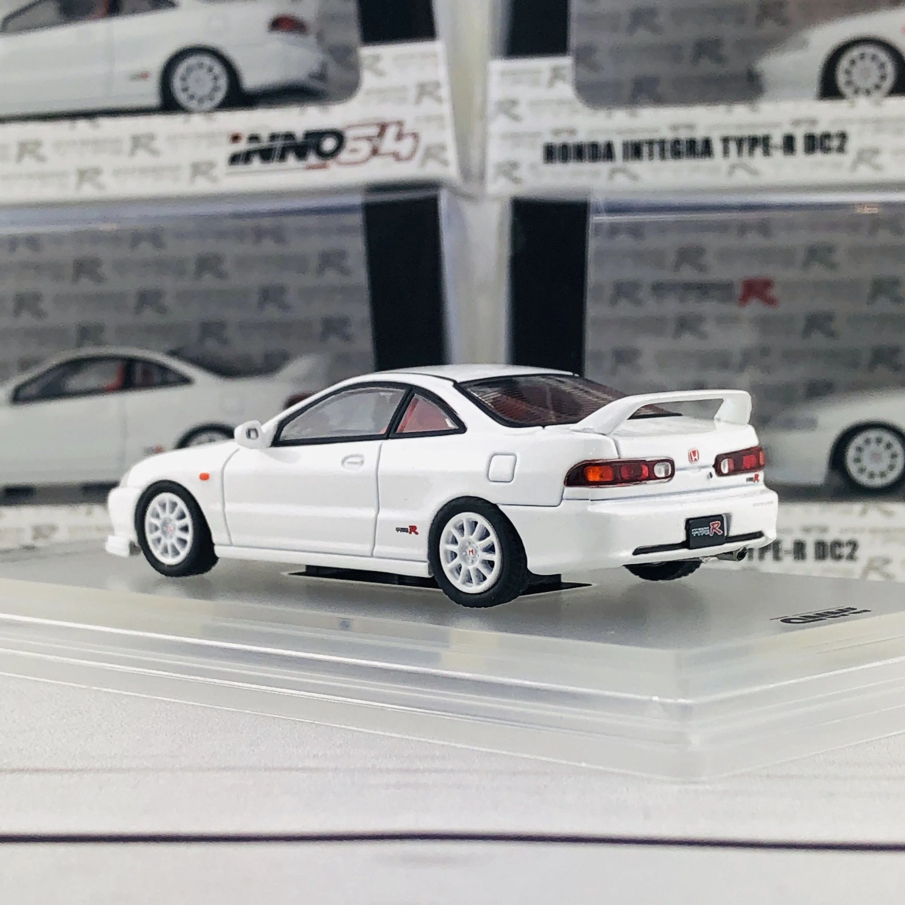INNO64 1/64 Honda Integra Type-R DC2 White IN64-DC2-WHI - Image 4